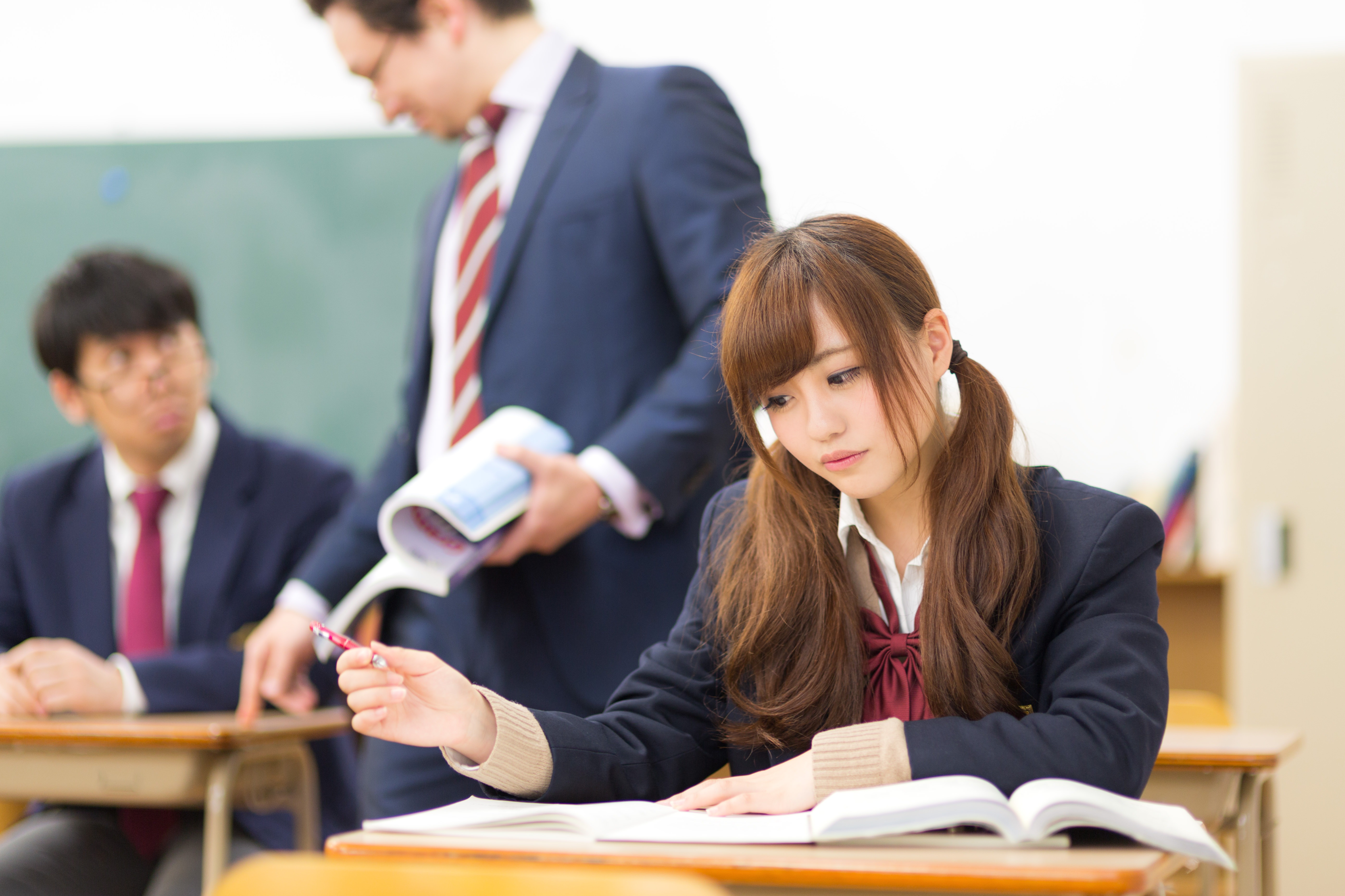 Японская студентка сосет у учителя пуская слюнки