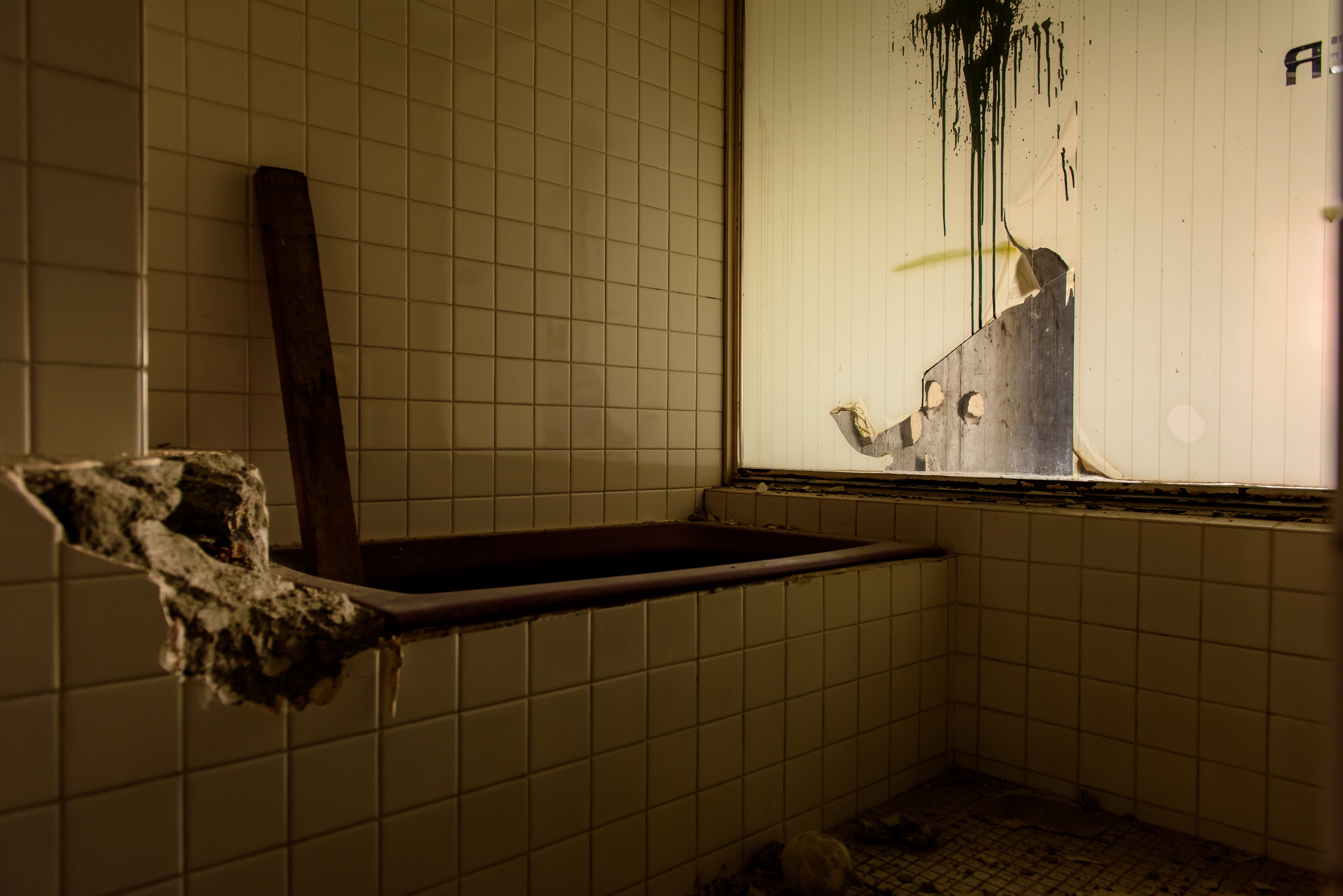 ホテル廃墟のお風呂場の写真を無料ダウンロード フリー素材 ぱくたそ