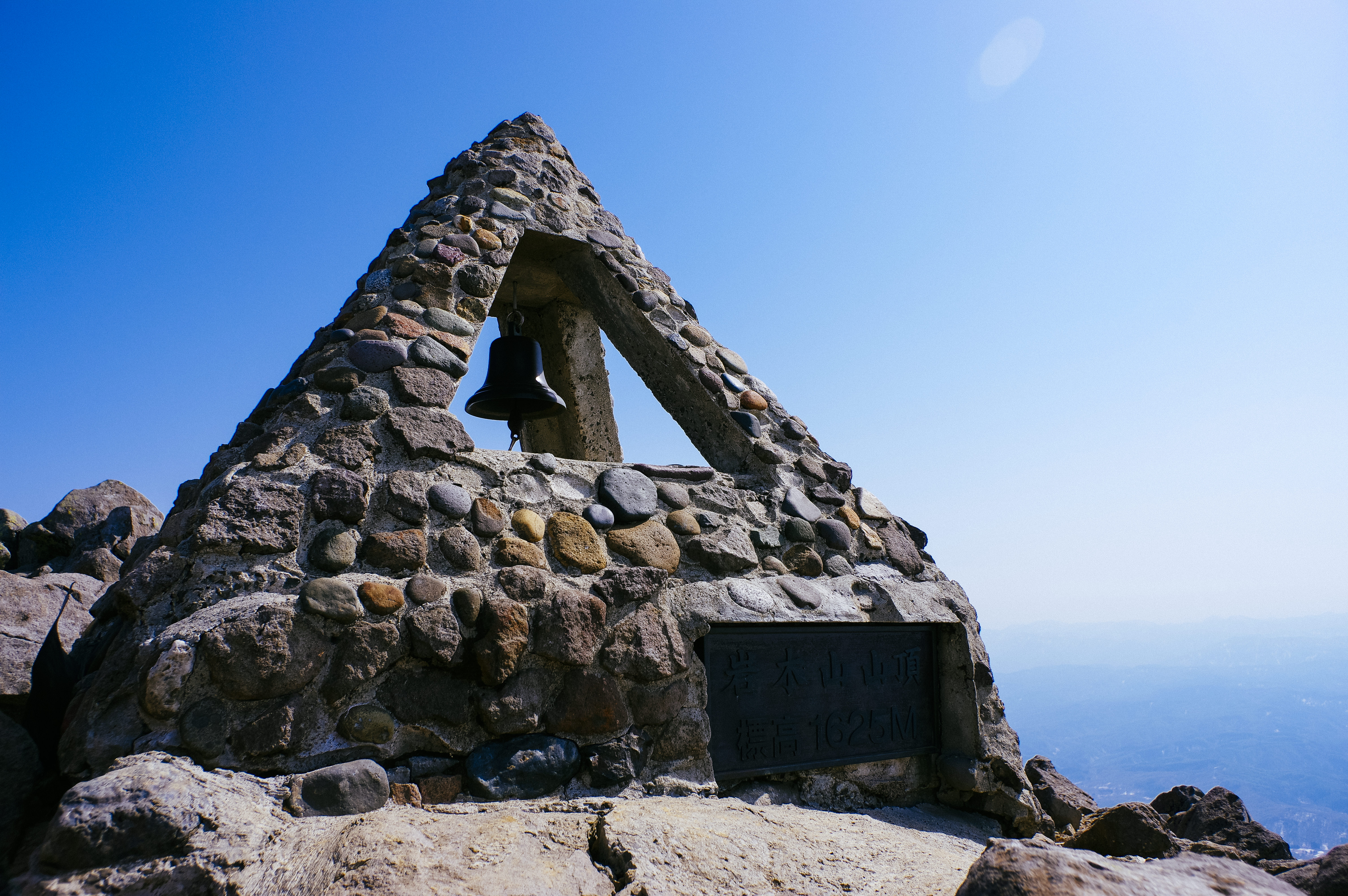 晴天の空のもとの岩木山山頂の碑の写真素材 ぱくたそ