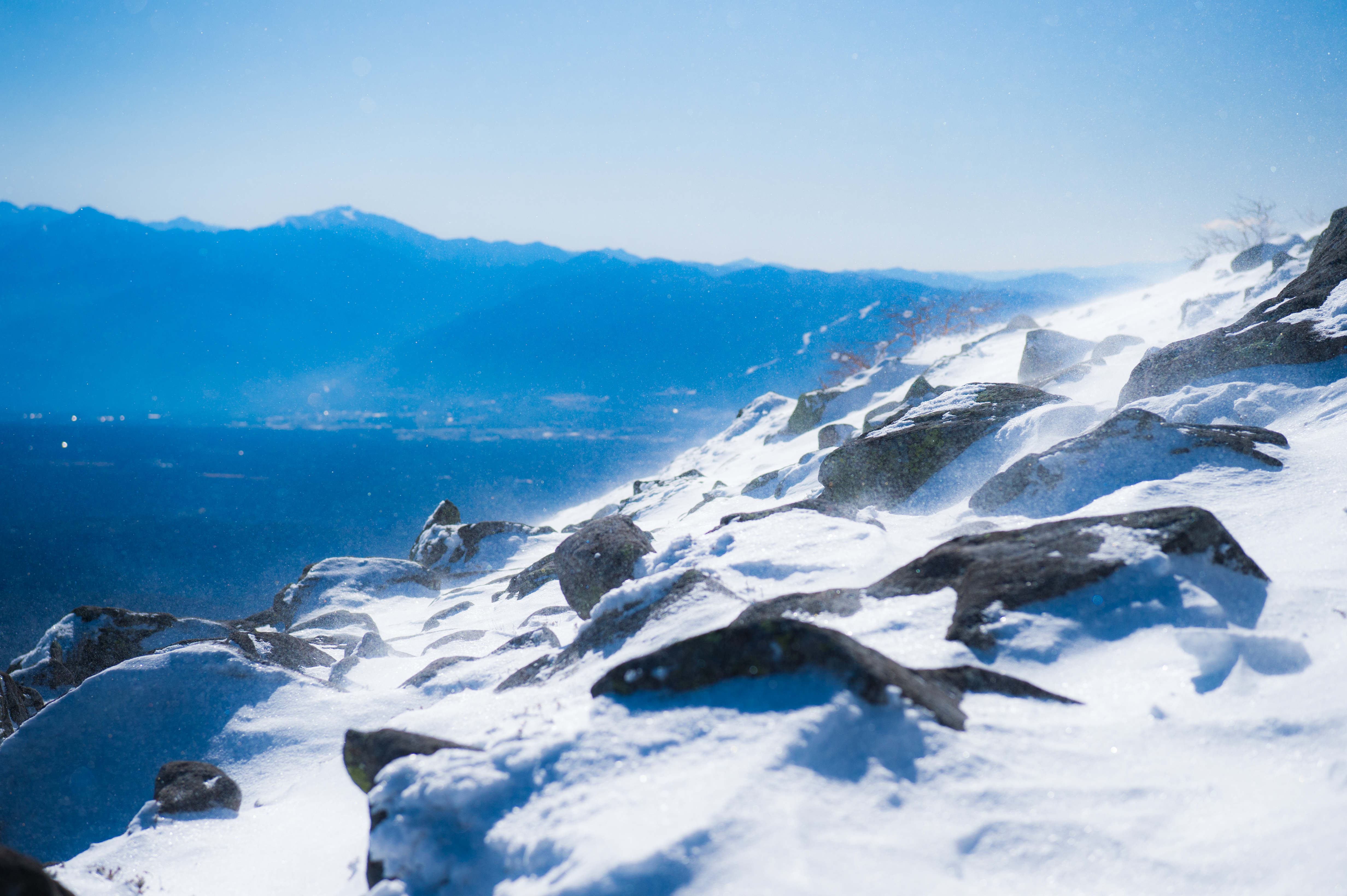 冬山山頂の煌めく雪と岩の写真 画像 を無料ダウンロード フリー素材のぱくたそ