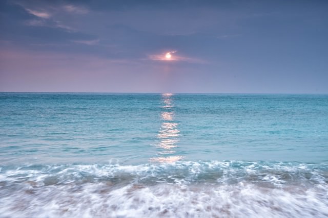 青い海に映える太陽の写真 画像 フリー素材 ぱくたそ