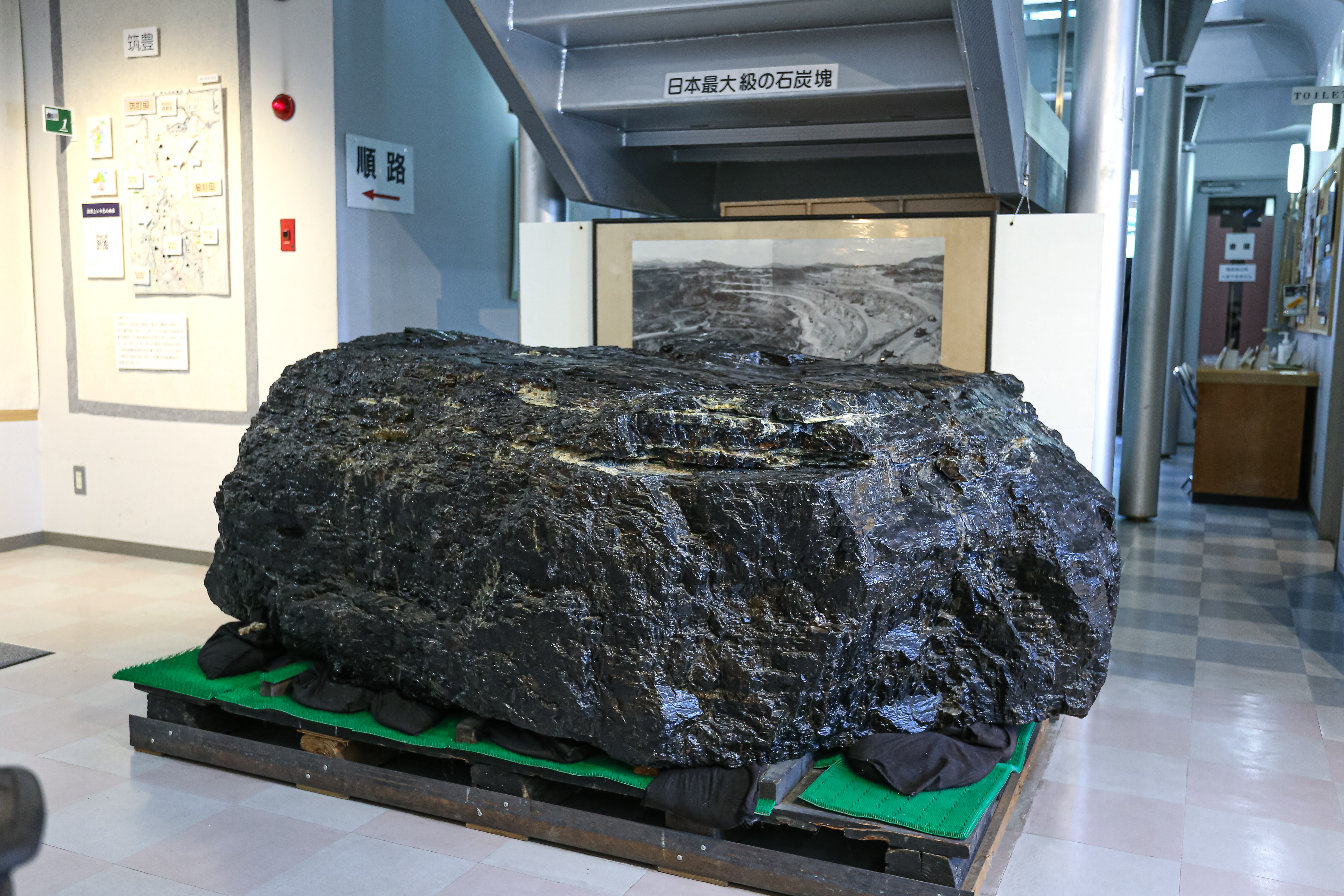 日本最大級の石炭塊 2ｔ 直方市石炭記念館新館展示室 の写真素材 ぱくたそ