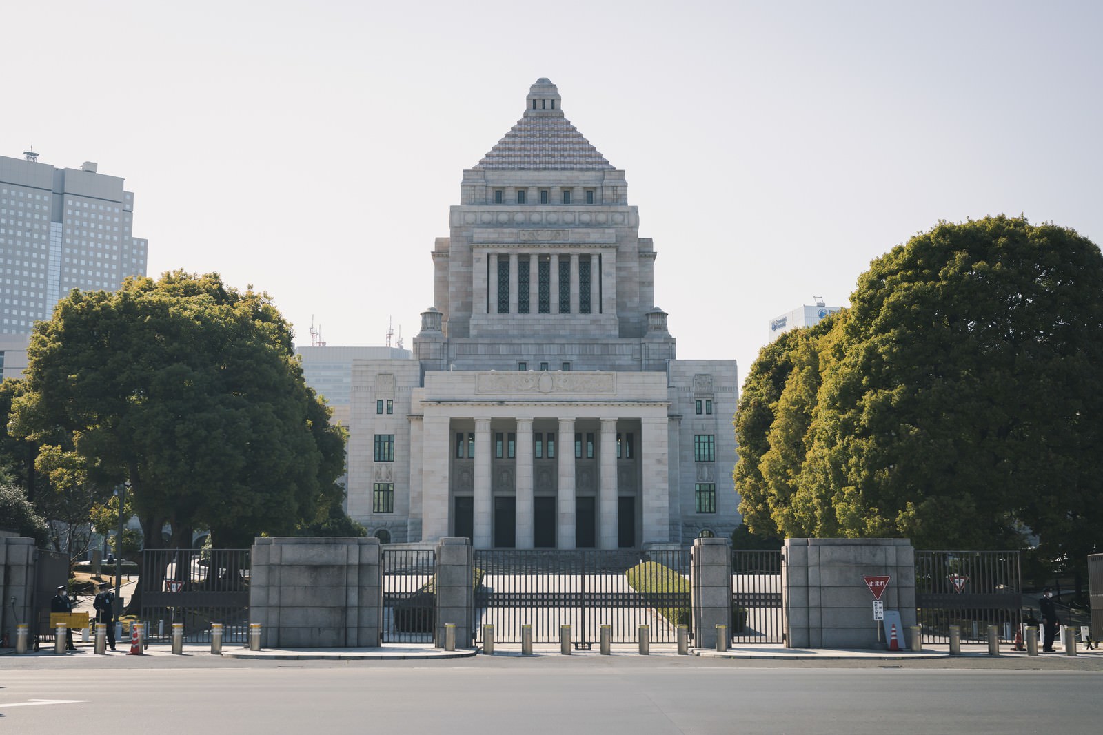 曇り空と国会議事堂の写真を無料ダウンロード フリー素材 ぱくたそ