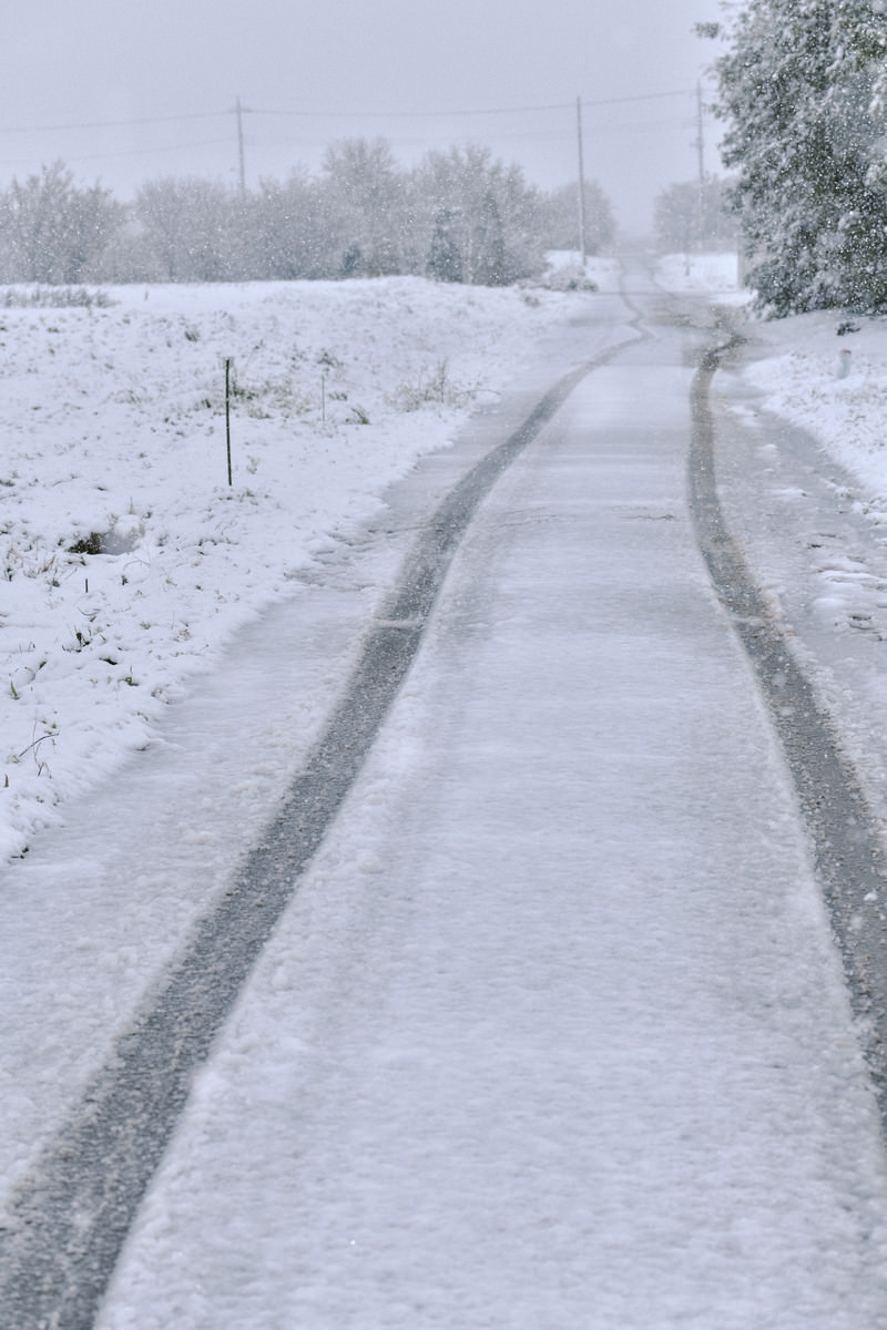 人のいない雪道と車の痕の写真素材 ぱくたそ