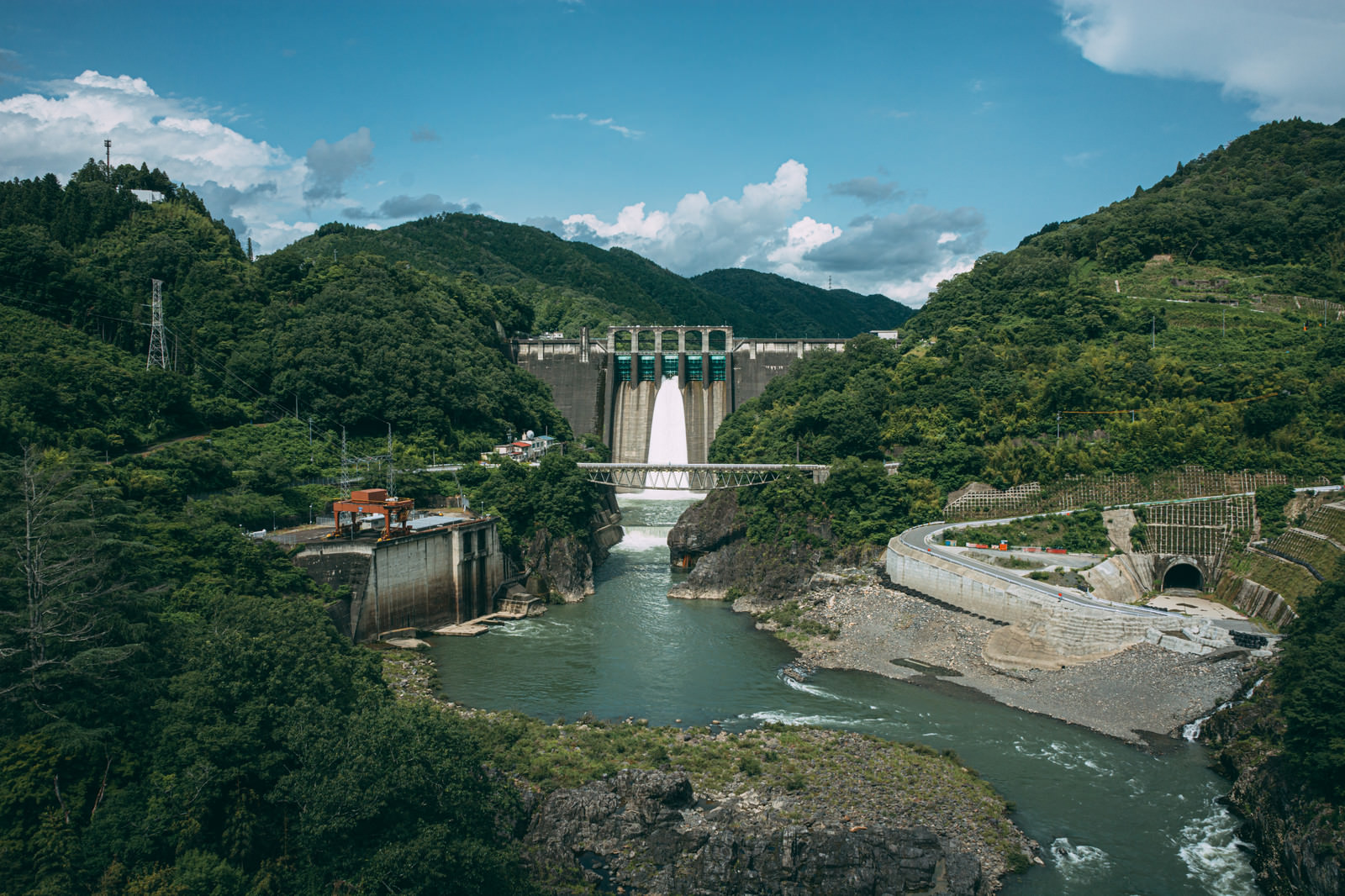 丸山ダムから続く川 岐阜県 の写真素材 ぱくたそ