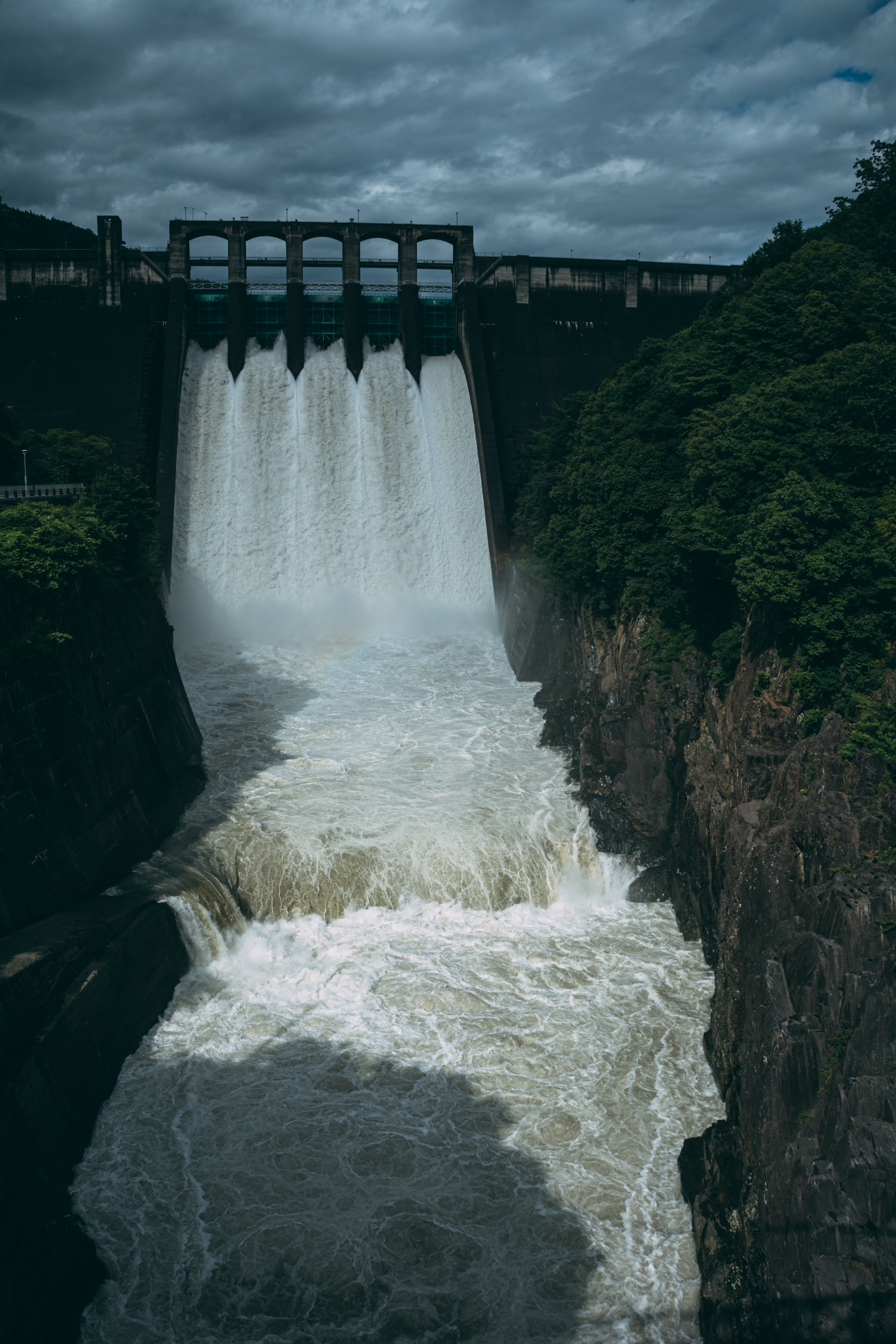 大量の水を放流する丸山ダムの写真素材 ぱくたそ