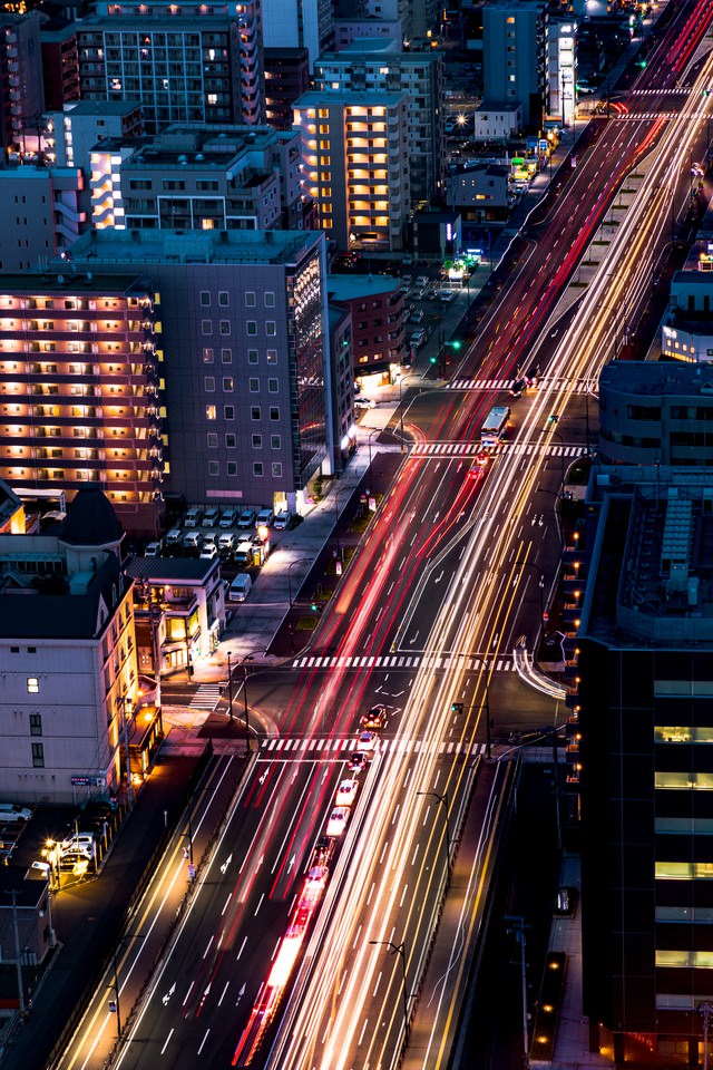 道路に残る車の光跡 仙台 の写真素材 ぱくたそ