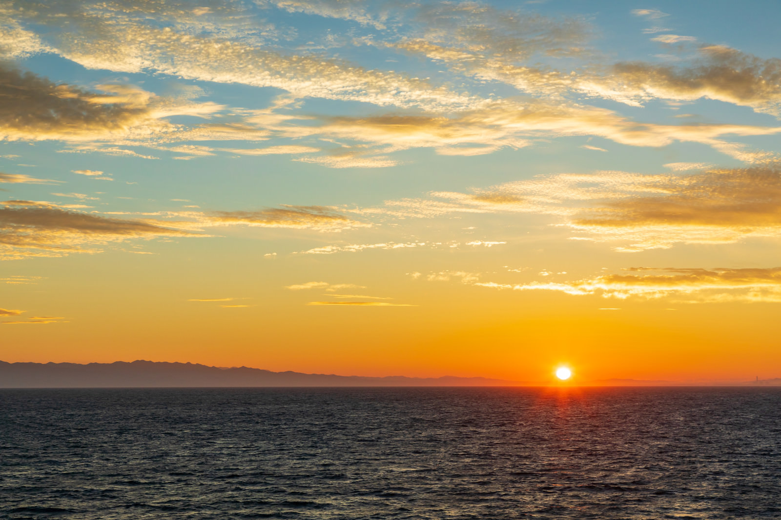 「日本海の夜明けと日の出 | フリー素材のぱくたそ」の写真