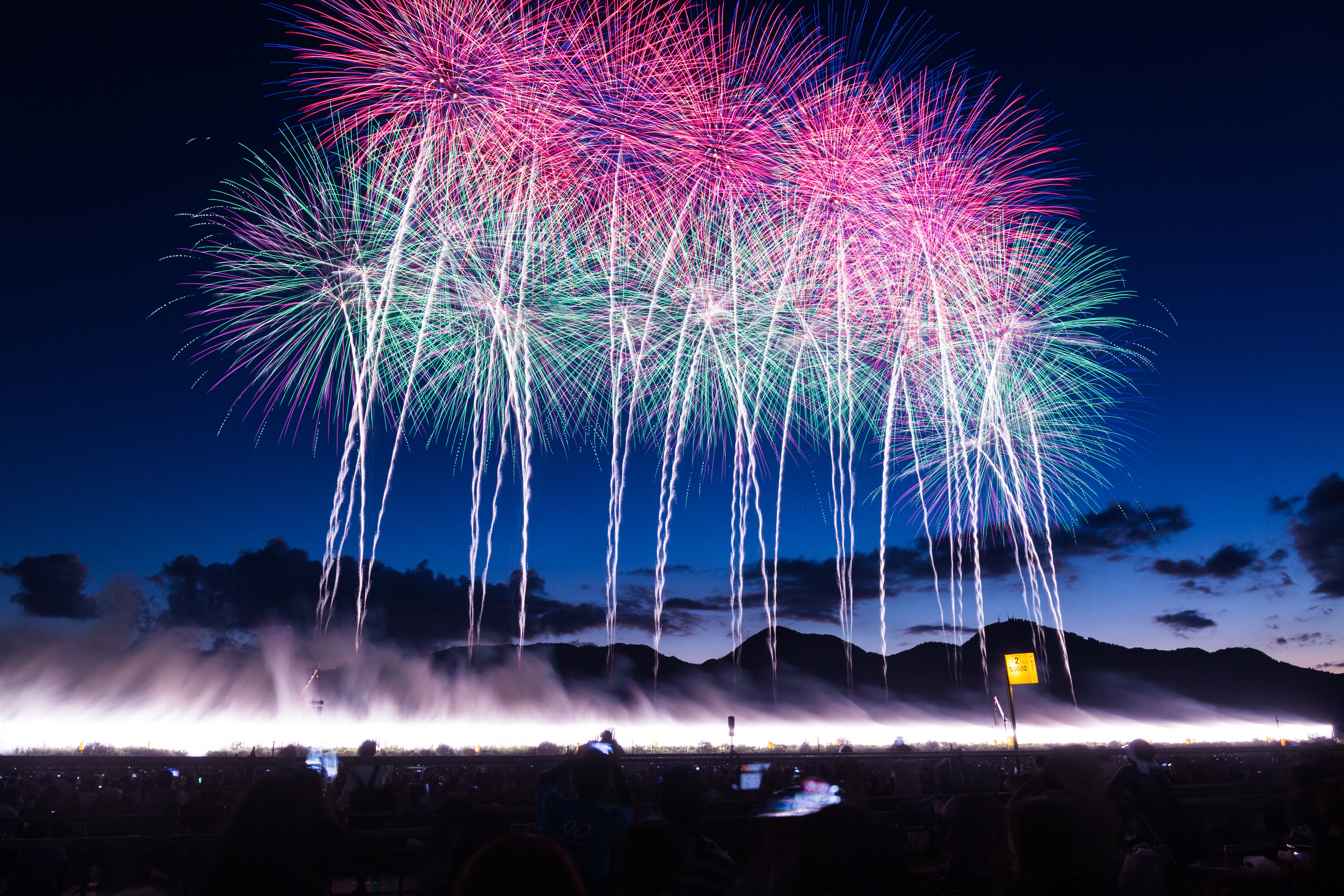 一斉に打ち上げられた花火大会の幕開けの写真 画像 フリー素材 ぱくたそ