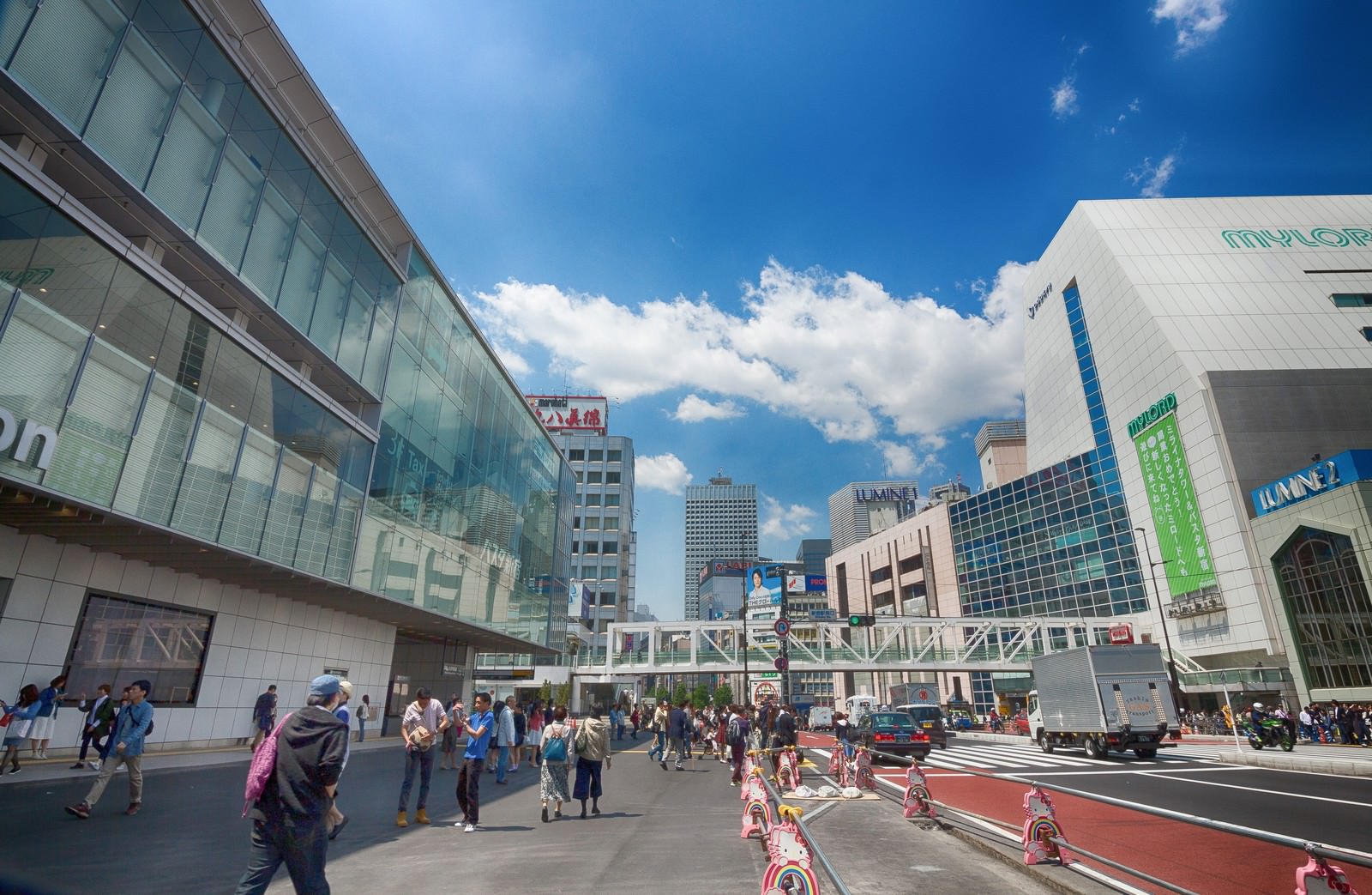 新宿駅南口駅前の様子の無料の写真素材 フリー素材 をダウンロード ぱくたそ