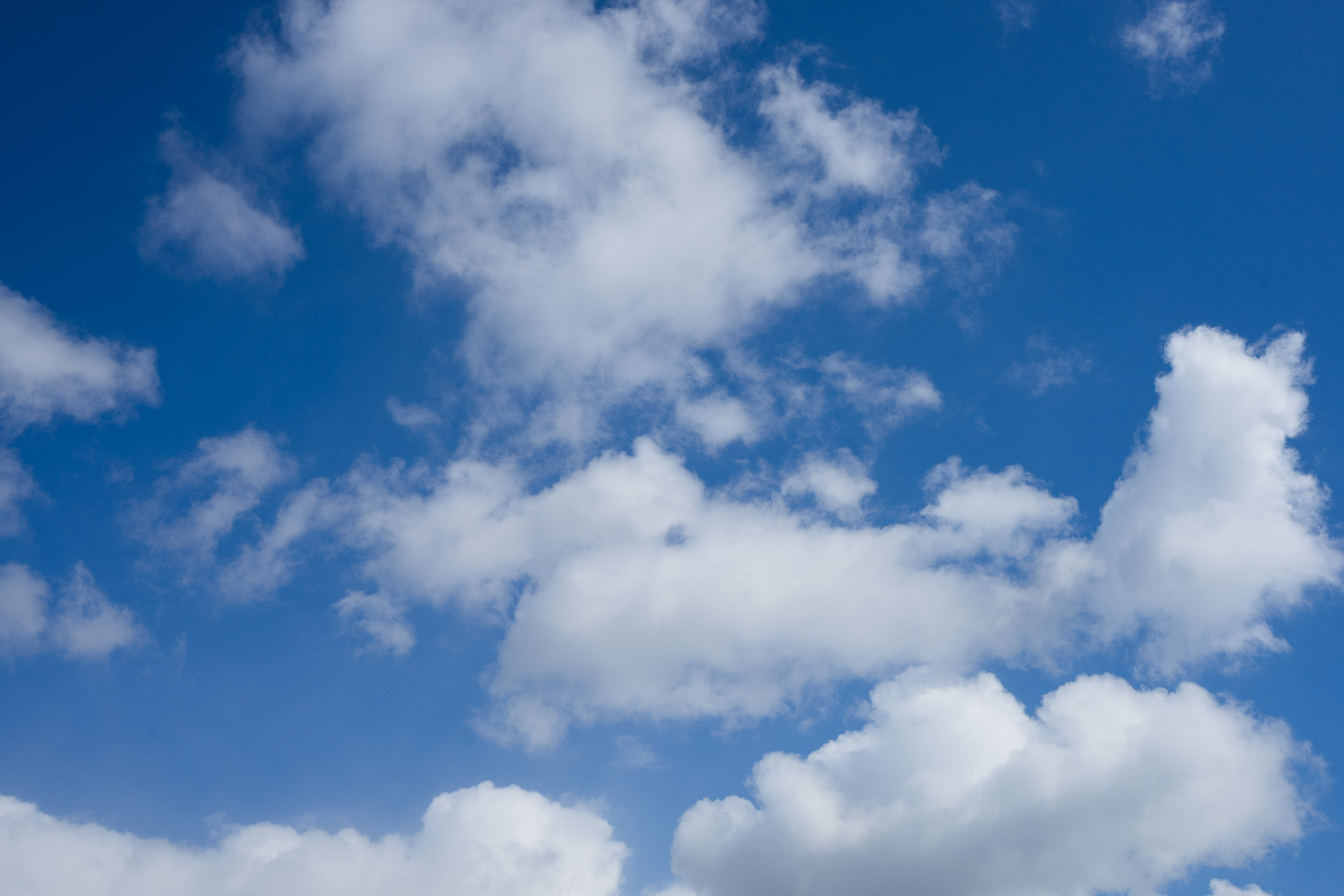 青空とまばらな雲の写真素材