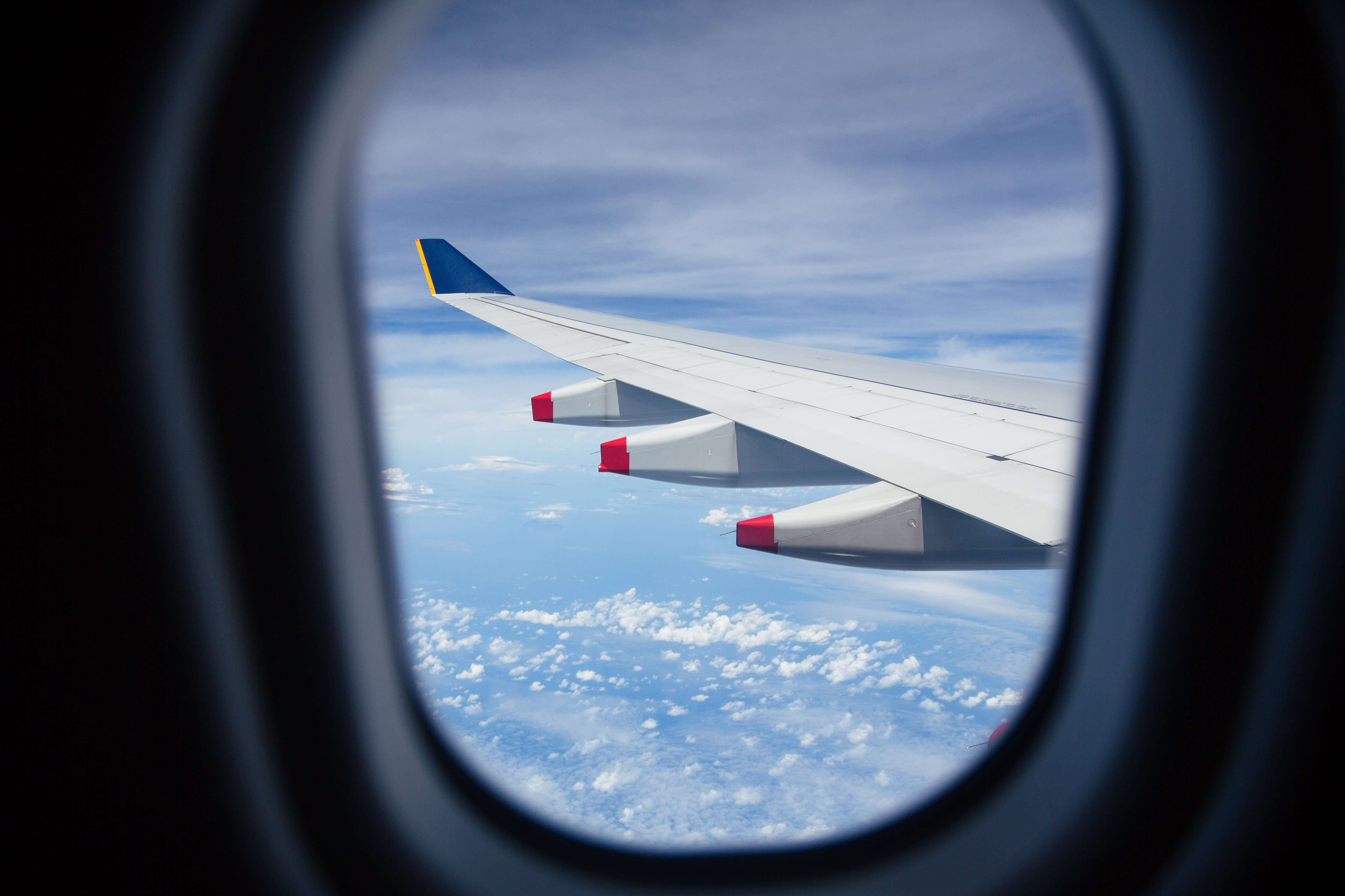 旅客機の窓から見える翼の無料の写真素材 フリー素材 をダウンロード ぱくたそ