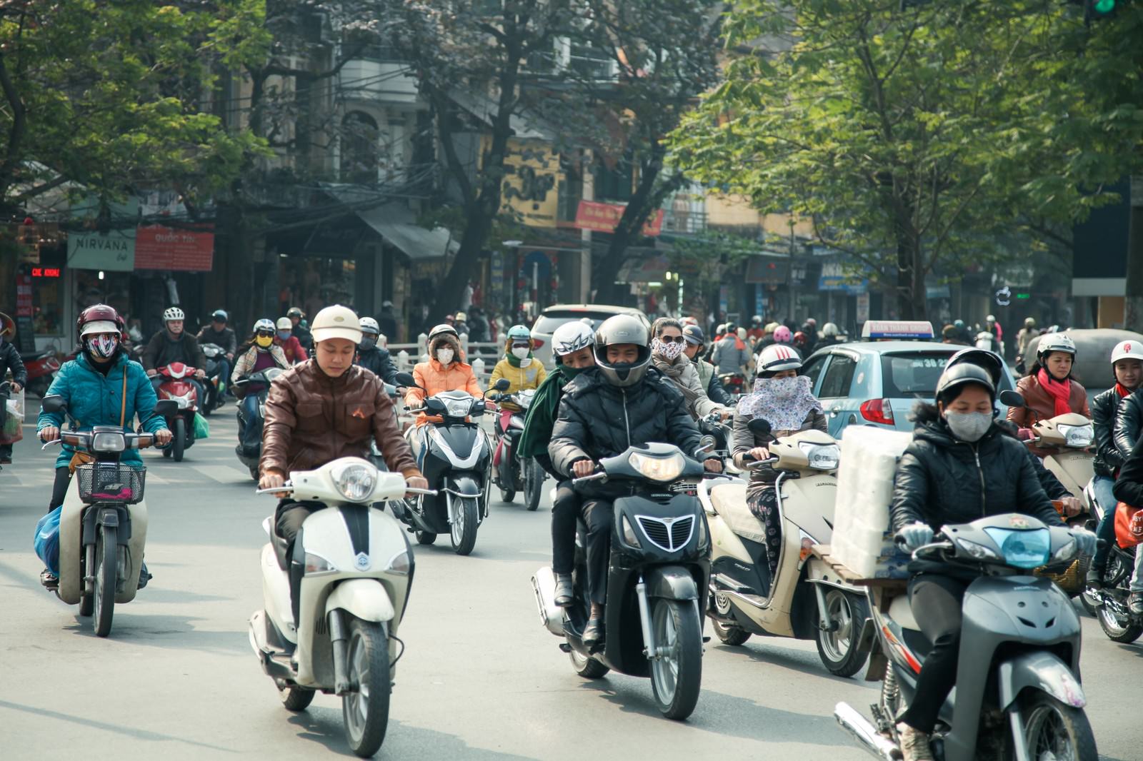 ベトナムハノイ市街のバイク文化の写真 画像 フリー素材 ぱくたそ