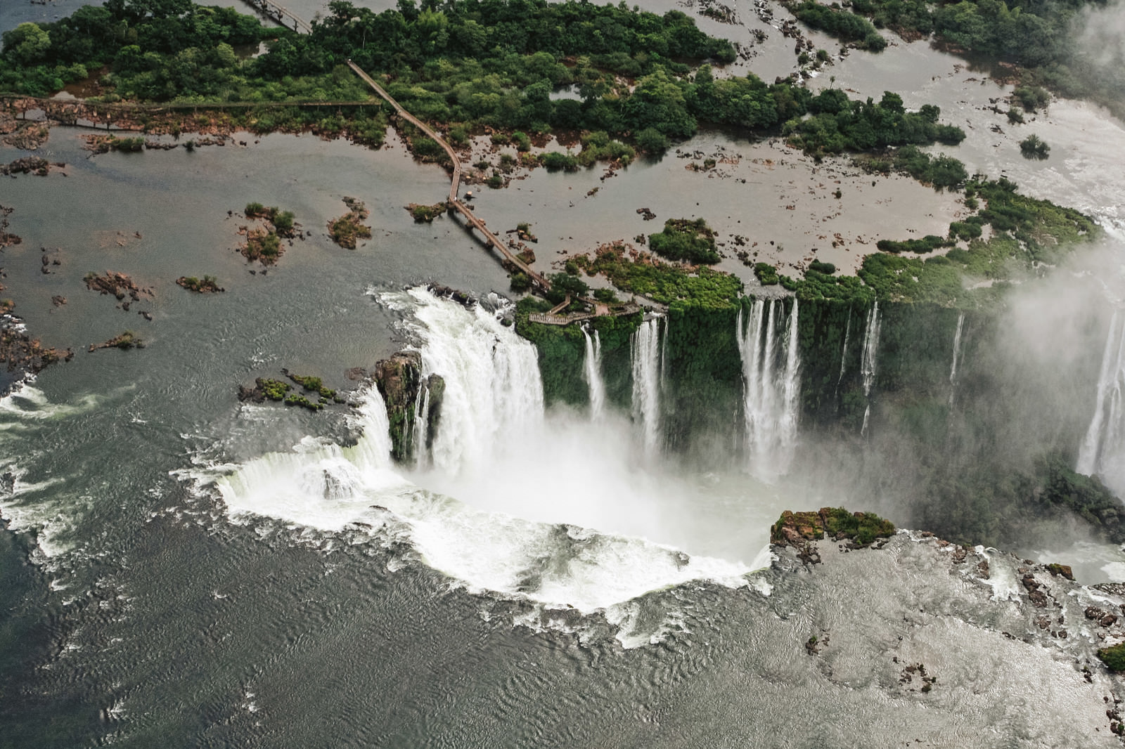 「世界遺産のイグアスの滝（ブラジル） | フリー素材のぱくたそ」の写真