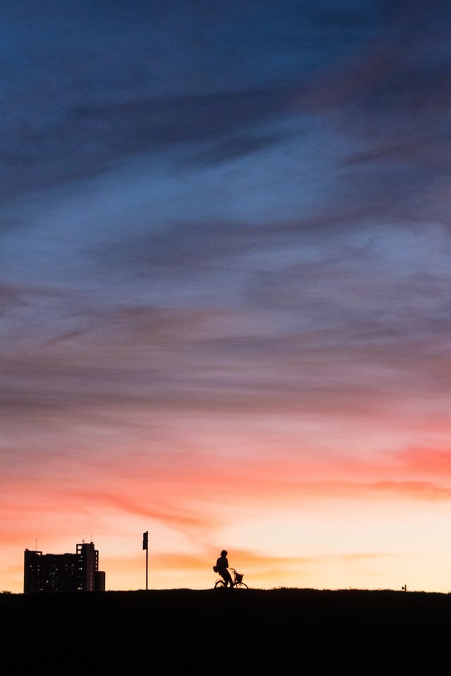 土手を走る自転車の夕焼けシルエットの写真 画像 フリー素材 ぱくたそ