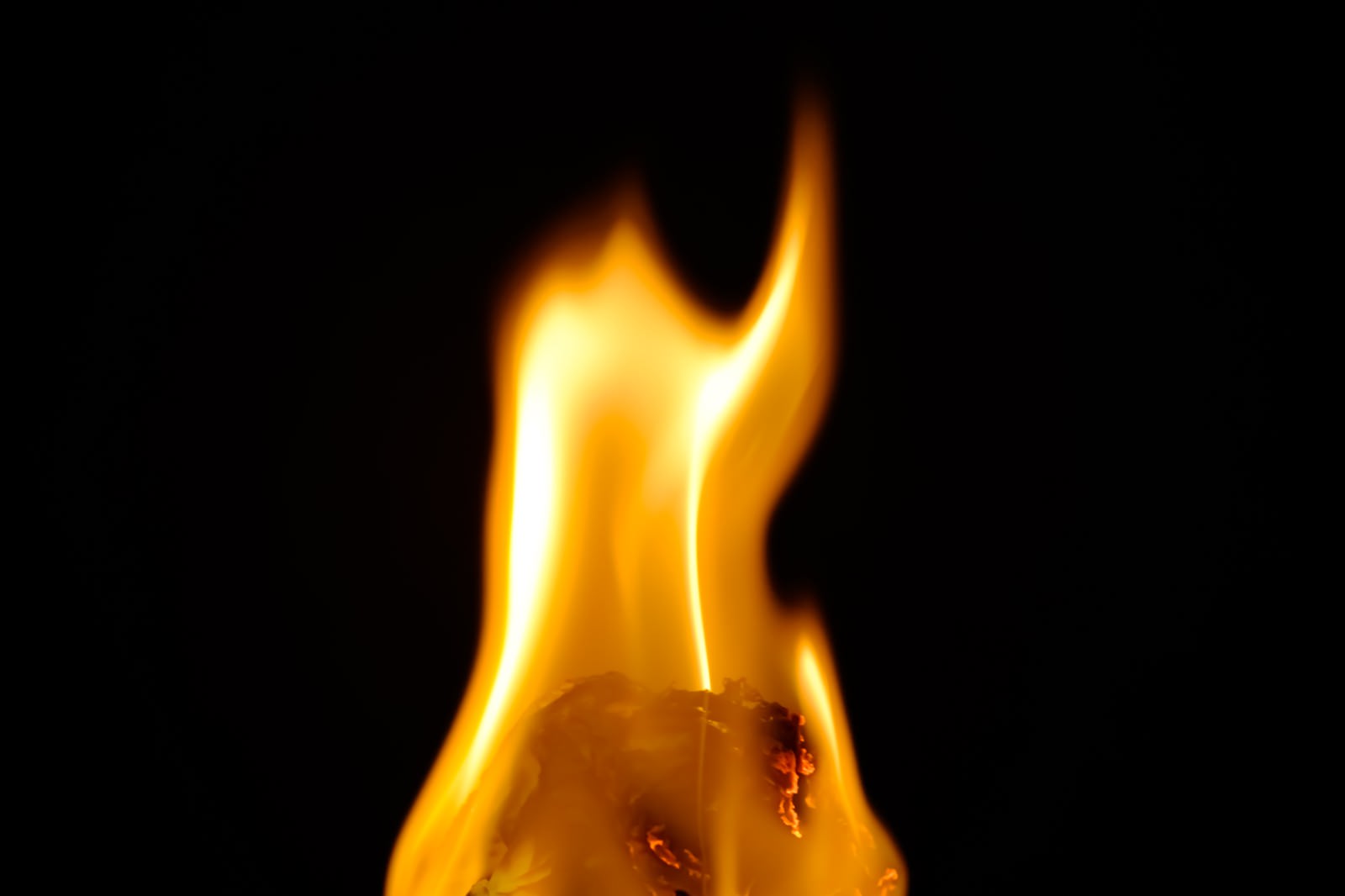 「揺れる炎 | フリー素材のぱくたそ」の写真