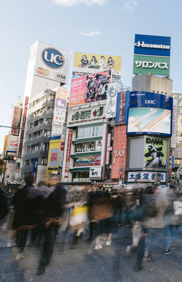 渋谷スクランブル交差点と人混みの写真 画像 を無料ダウンロード フリー素材のぱくたそ