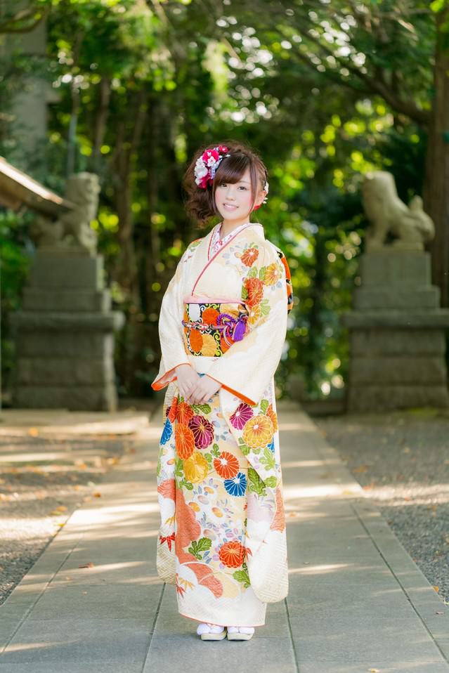 神社と晴れ着姿の女性 フリー素材のぱくたそ