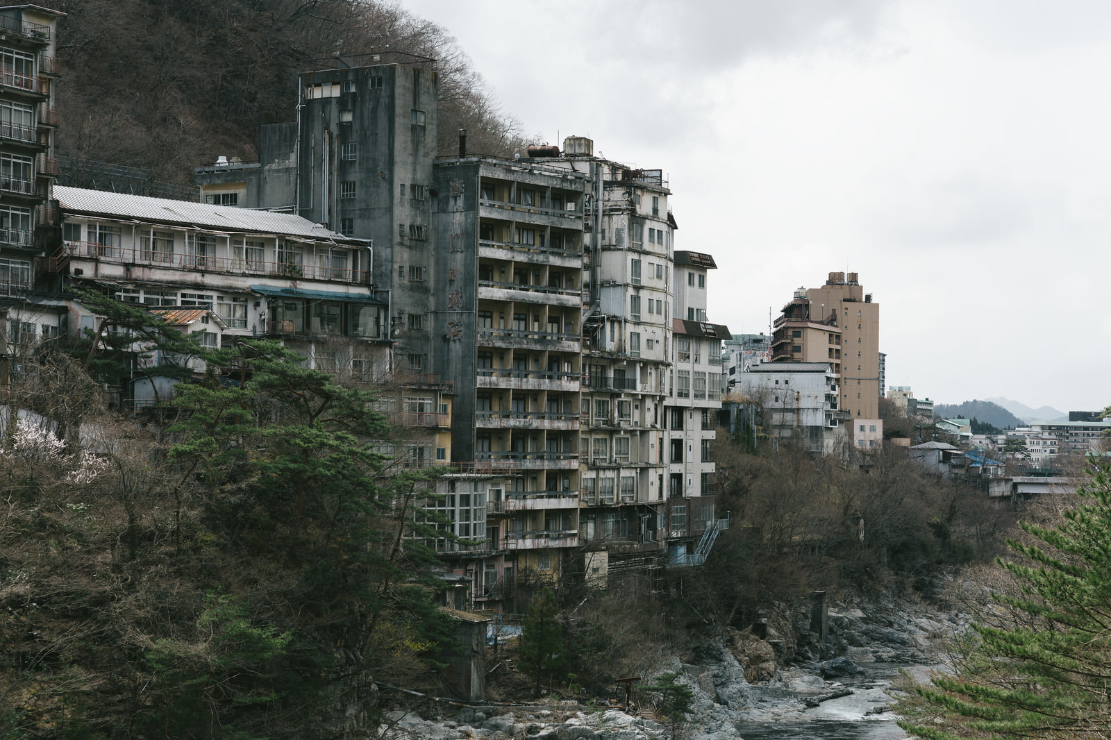 「鬼怒川の廃ホテル | フリー素材のぱくたそ」の写真