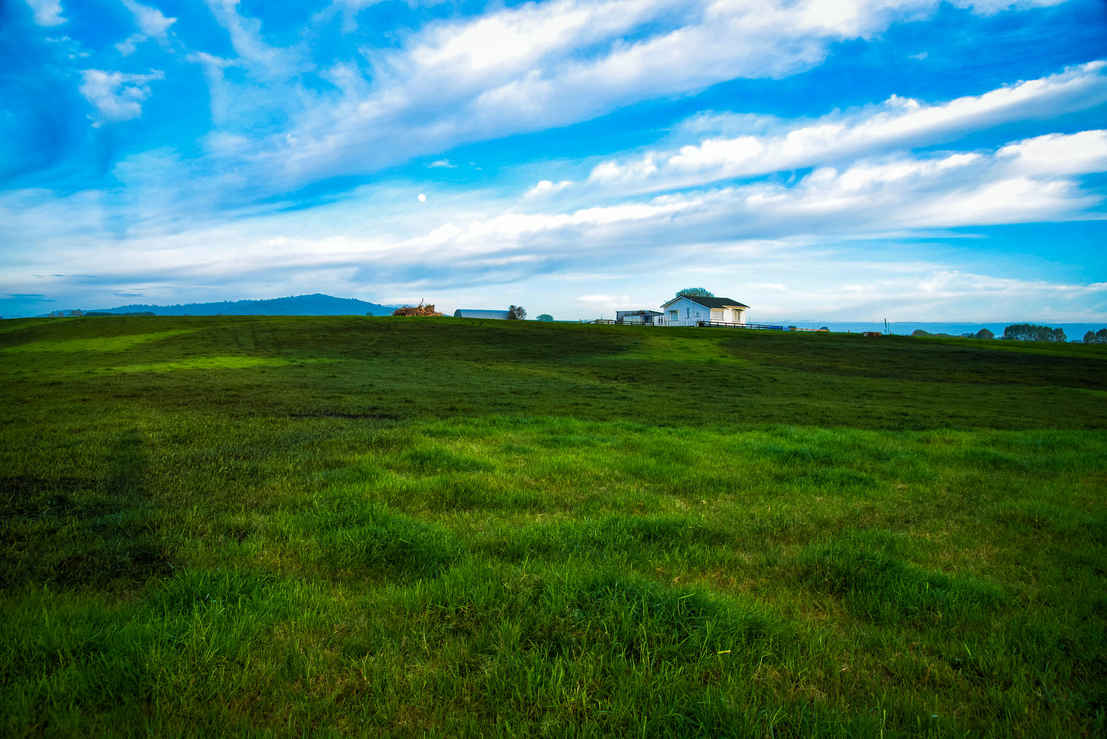 ニュージーランド郊外の広大な草原の中にある家の無料の写真素材 フリー素材 をダウンロード ぱくたそ