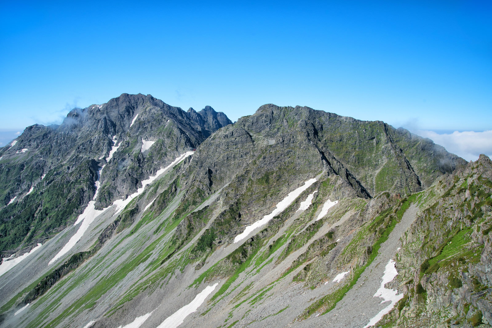 北穂高岳から眺める涸沢岳と奥穂高岳の岩峰の写真を無料ダウンロード フリー素材 ぱくたそ