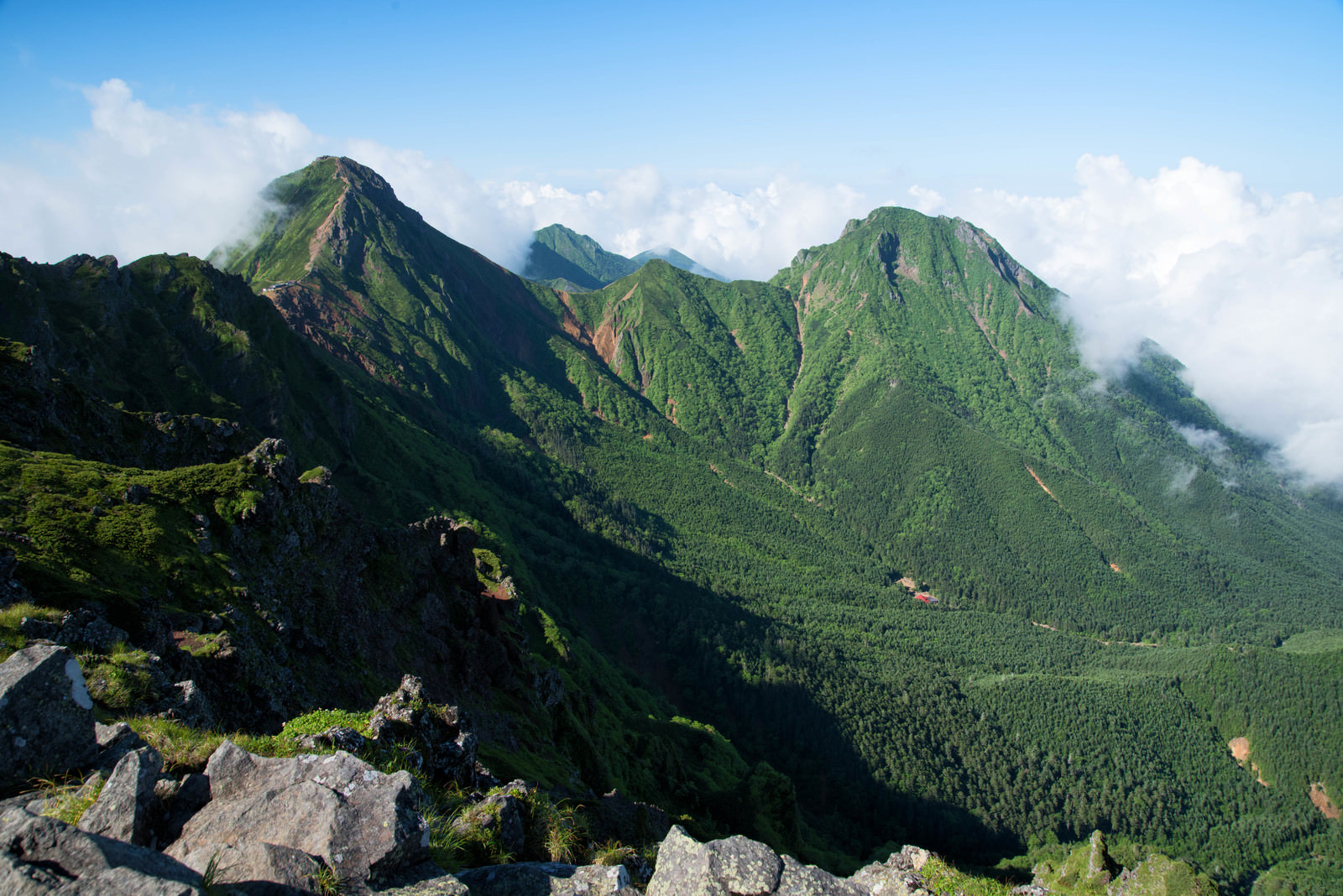 新緑期の赤岳と阿弥陀岳 八ヶ岳 の写真 画像 フリー素材 ぱくたそ