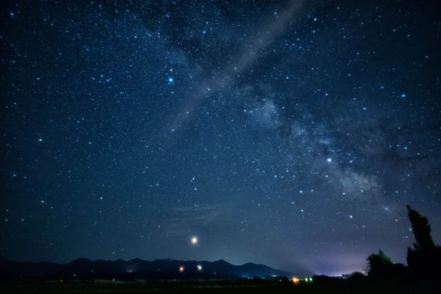 夜空に広がる天の川の写真を無料ダウンロード フリー素材 ぱくたそ