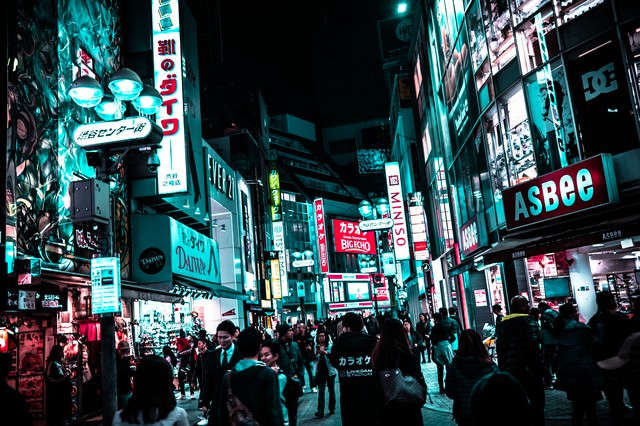 夜の渋谷センター街を行き交う通行人の写真 画像 フリー素材 ぱくたそ