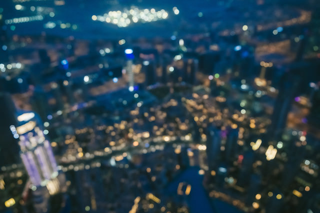 高層ビルからのドバイの夜景 ボケ の写真 画像 フリー素材 ぱくたそ