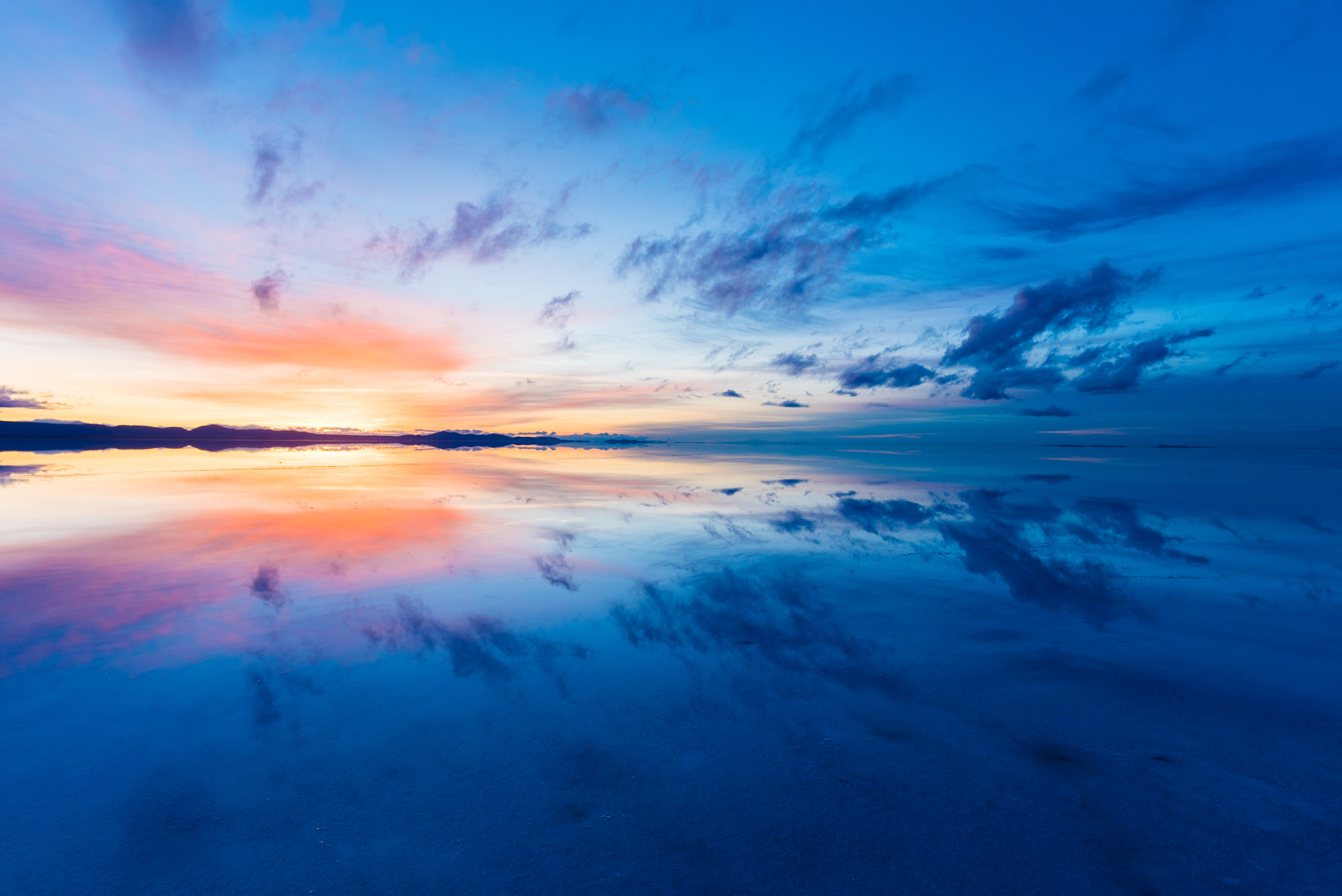 沈む夕日とグラデーションの夕焼け ウユニ塩湖 無料の写真素材は