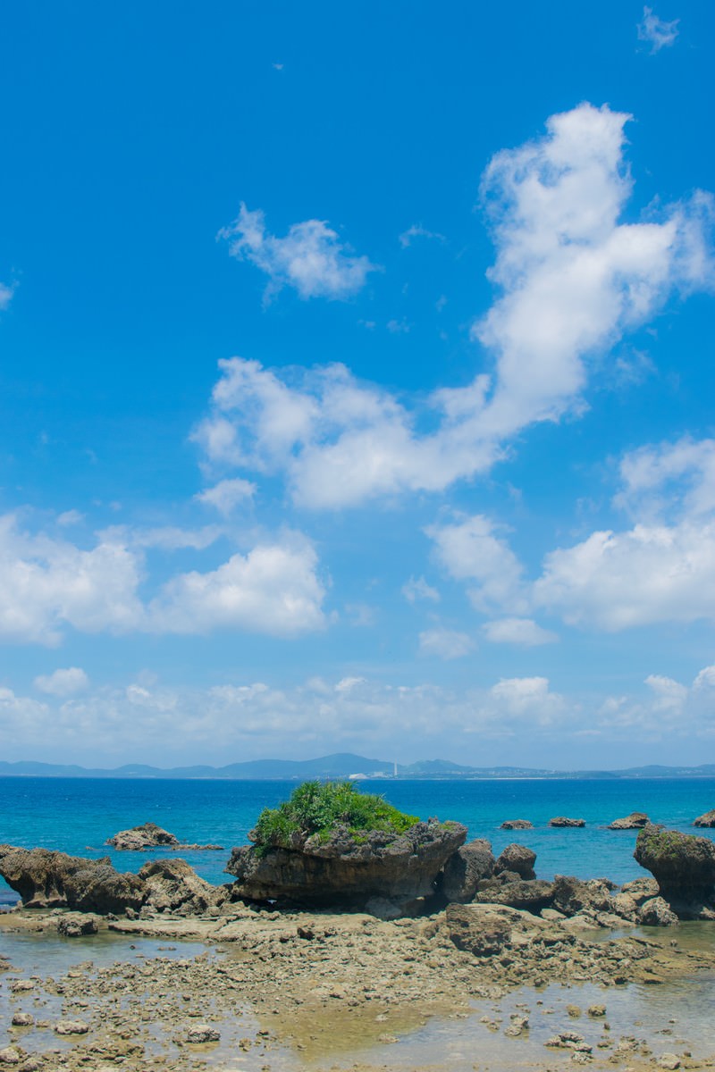 夏の海と岩礁の写真素材 ぱくたそ