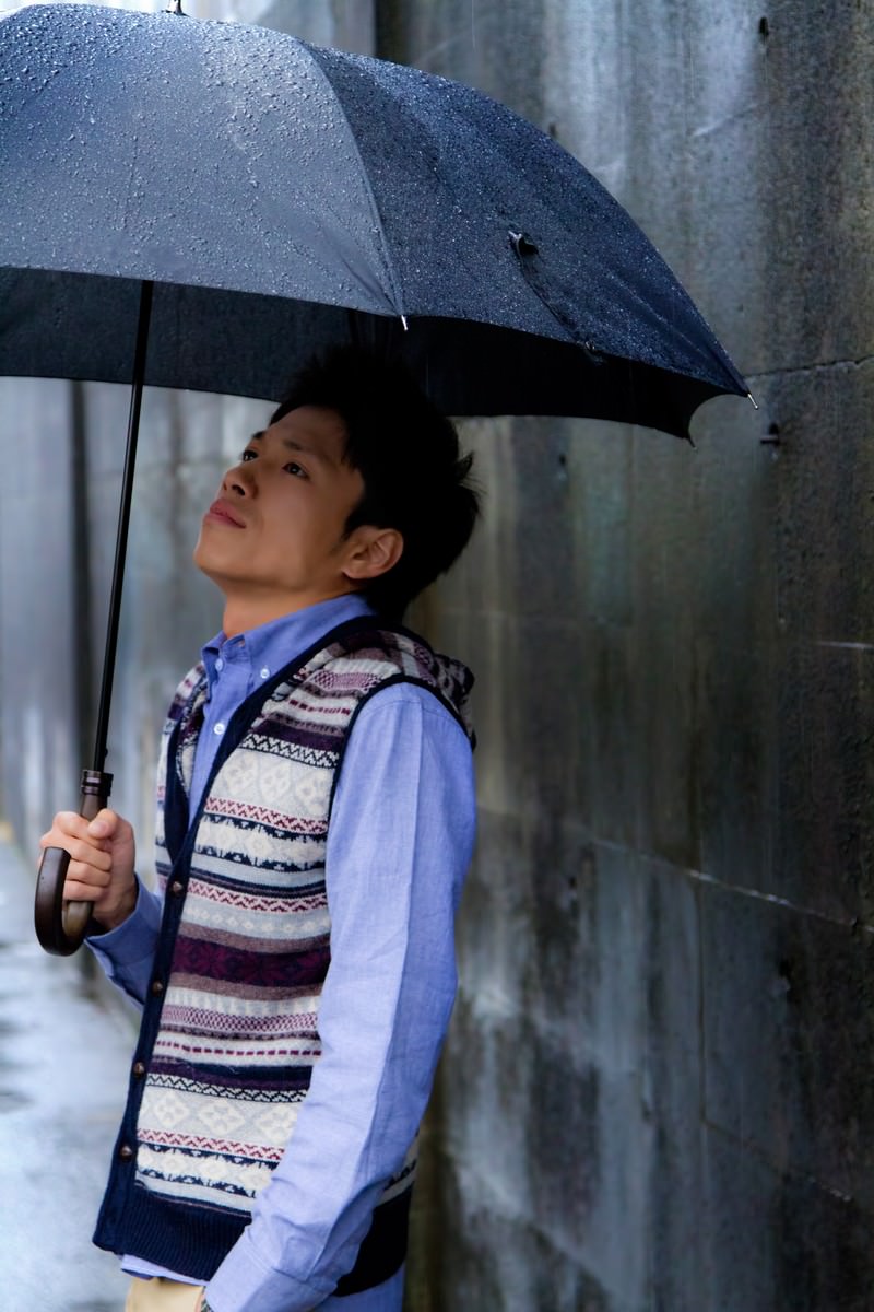 雨の日に傘を差す青年の写真を無料ダウンロード フリー素材 ぱくたそ