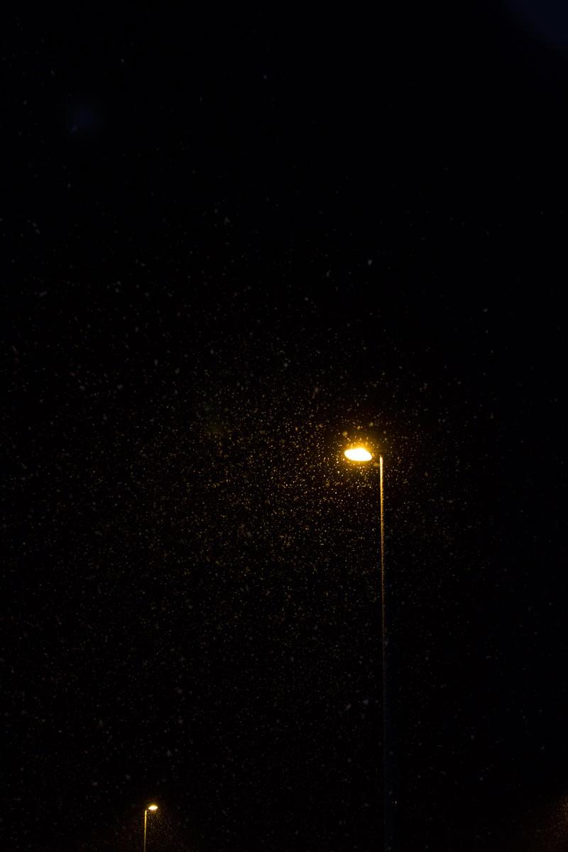 オレンジの街灯と映しだされた雪の写真を無料ダウンロード フリー素材 ぱくたそ