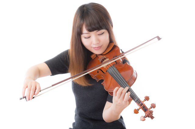 優雅にヴァイオリンを弾く女性の写真 画像 フリー素材 ぱくたそ