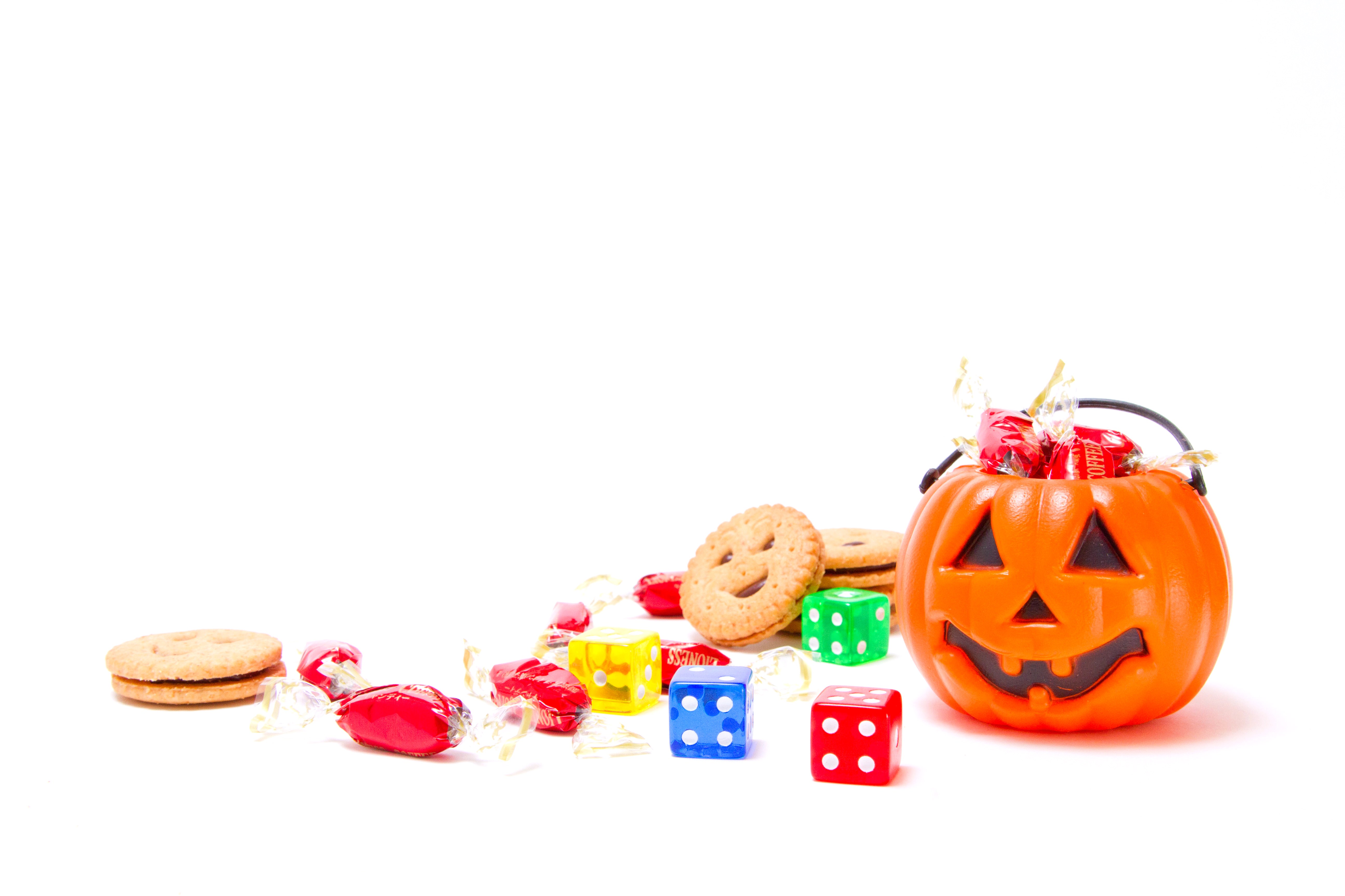 散らばるお菓子とハロウィンのかぼちゃの写真 画像 フリー素材 ぱくたそ