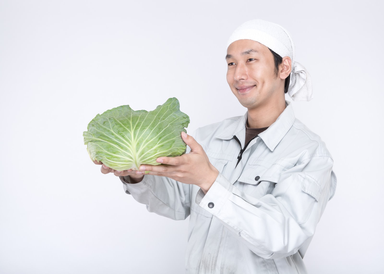 愛情込めて生産した有機野菜を渡す農家の男性のフリー素材 - ぱくたそ