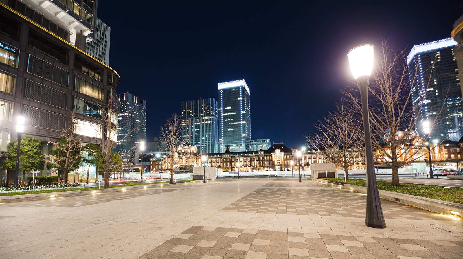 東京駅と丸の内の夜景の無料写真素材
