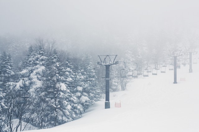 大雪のゲレンデ（リフト）