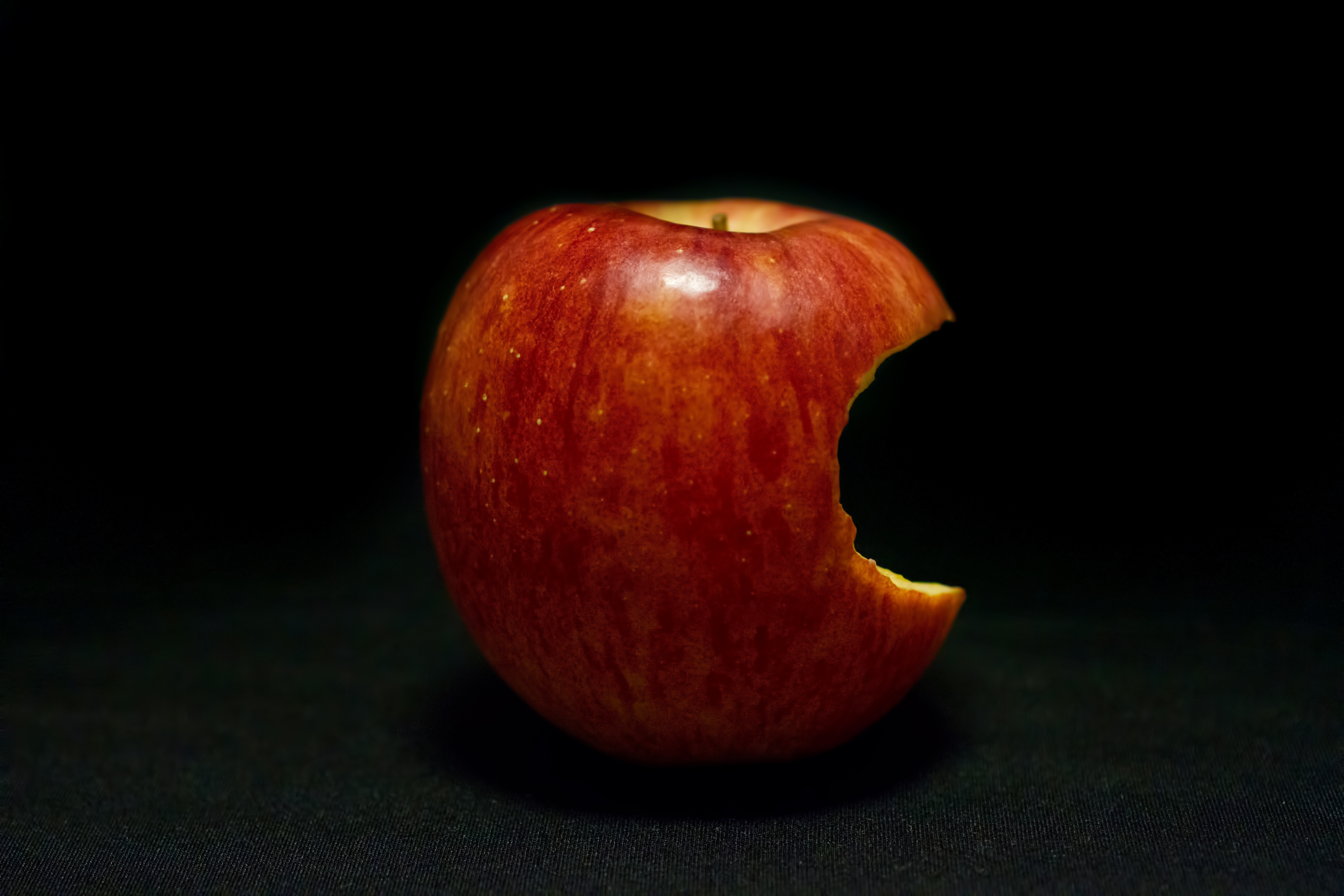 片側をかじられた林檎 Apple の写真を無料ダウンロード フリー素材 ぱくたそ