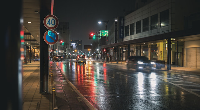 信号と車のライトがカラフルに反射する雨の道路の無料の写真素材 Id 85414｜フリー素材 ぱくたそ