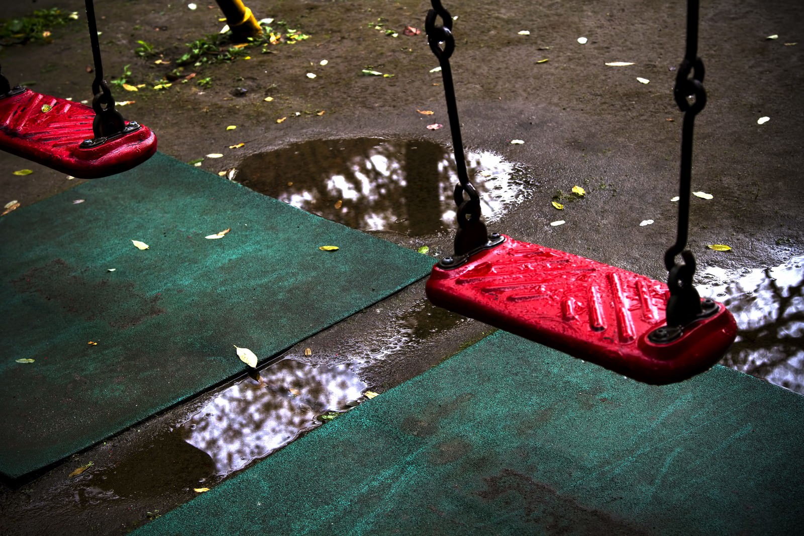 雨に濡れた赤いブランコの写真 画像 を無料ダウンロード フリー素材のぱくたそ