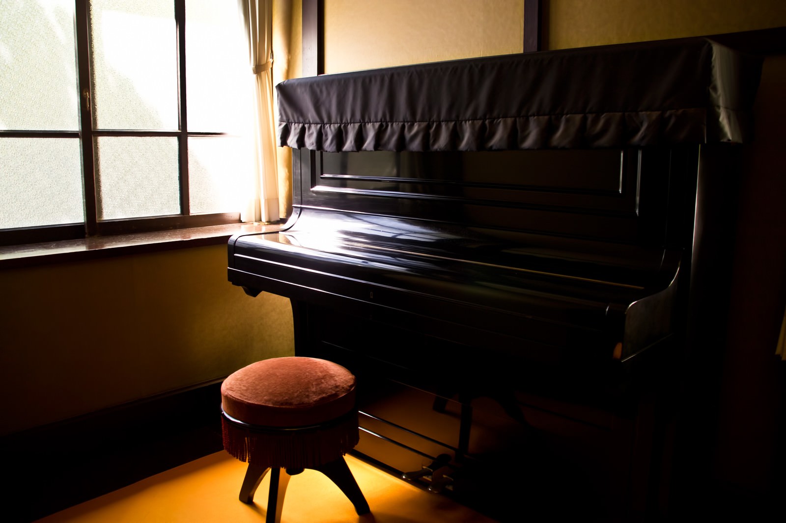 窓際の古いピアノの写真を無料ダウンロード フリー素材 ぱくたそ