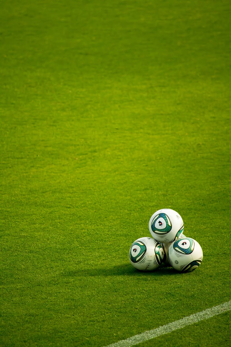 グランドに置かれたサッカーボールの写真 フリー素材は ぱくたそ 写真を無料ダウンロード