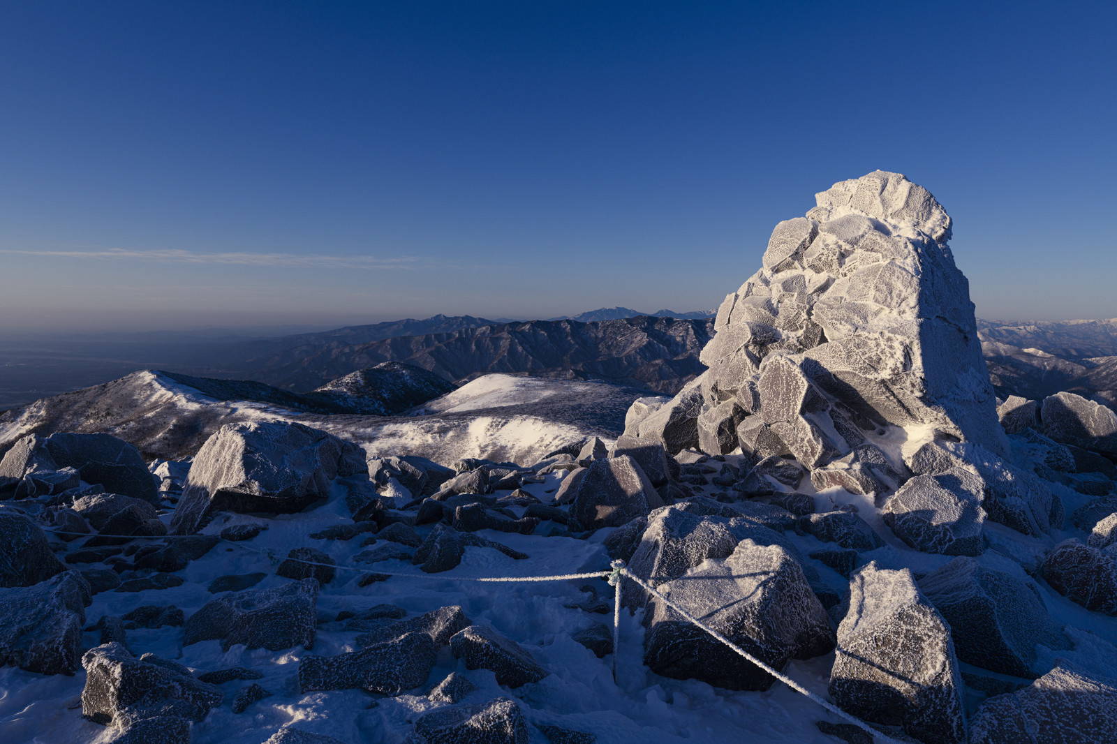 岩も凍り付いた那須茶臼岳山頂 那須岳 の写真を無料ダウンロード フリー素材 ぱくたそ