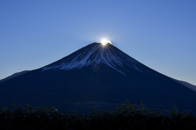 山頂に登り始めた太陽 富士山 の無料の写真素材 フリー素材 をダウンロード ぱくたそ