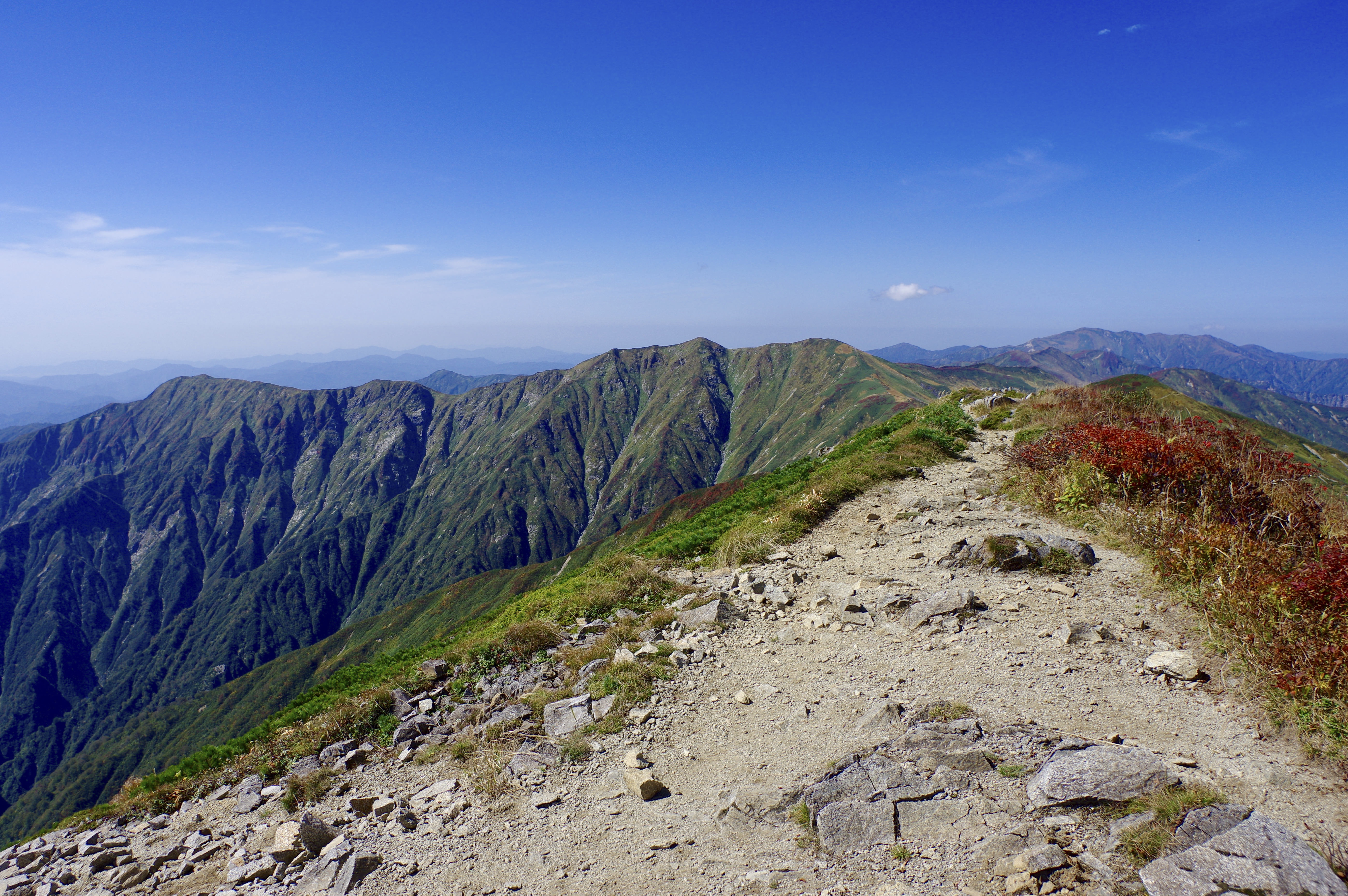 大朝日岳新潟県側へ続く稜線の景色の写真素材 ぱくたそ