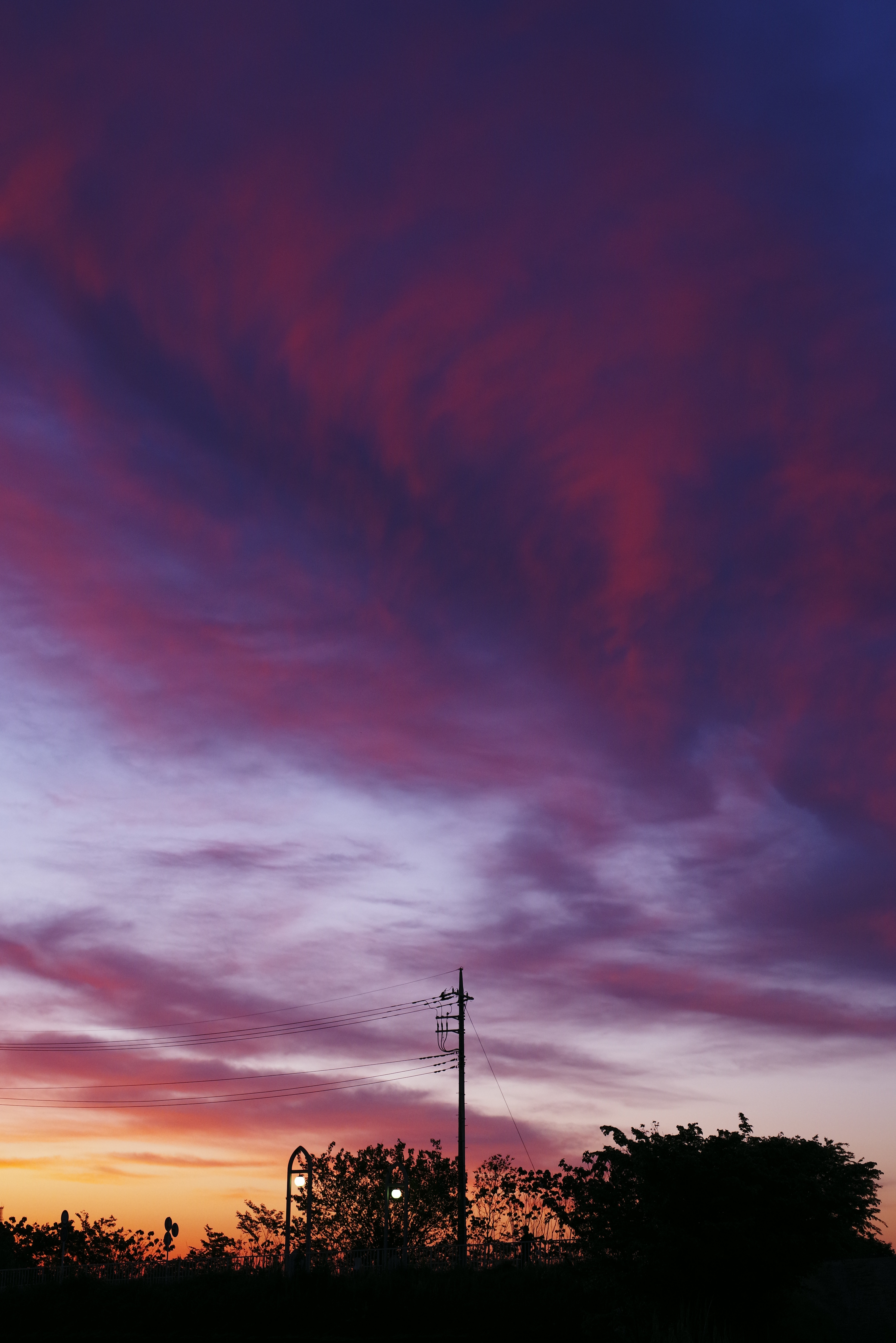 朝焼けに燃える空と電柱の写真素材 ぱくたそ