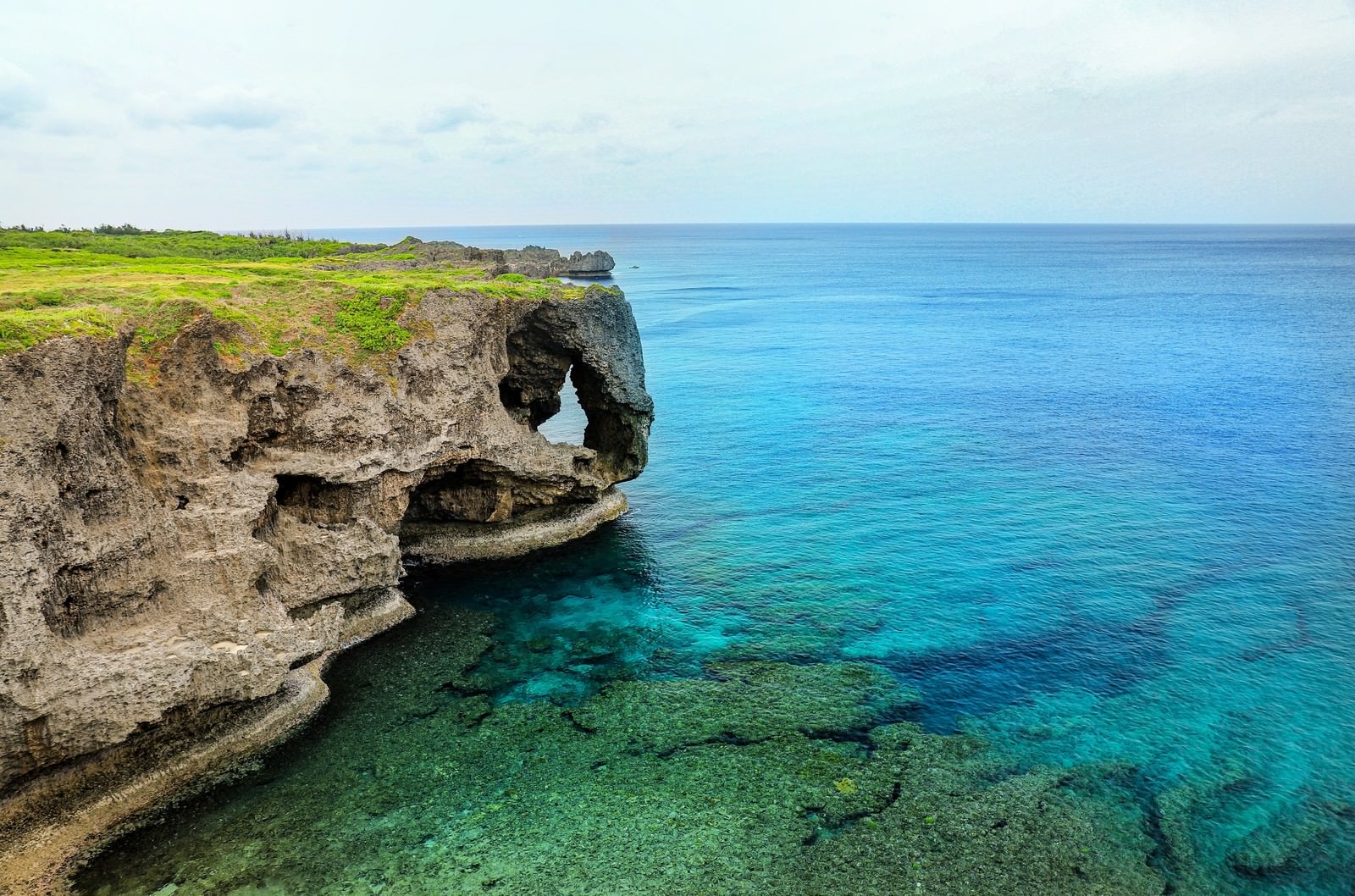 エメラルドグリーンの海と海岸の写真を無料ダウンロード フリー素材 ぱくたそ