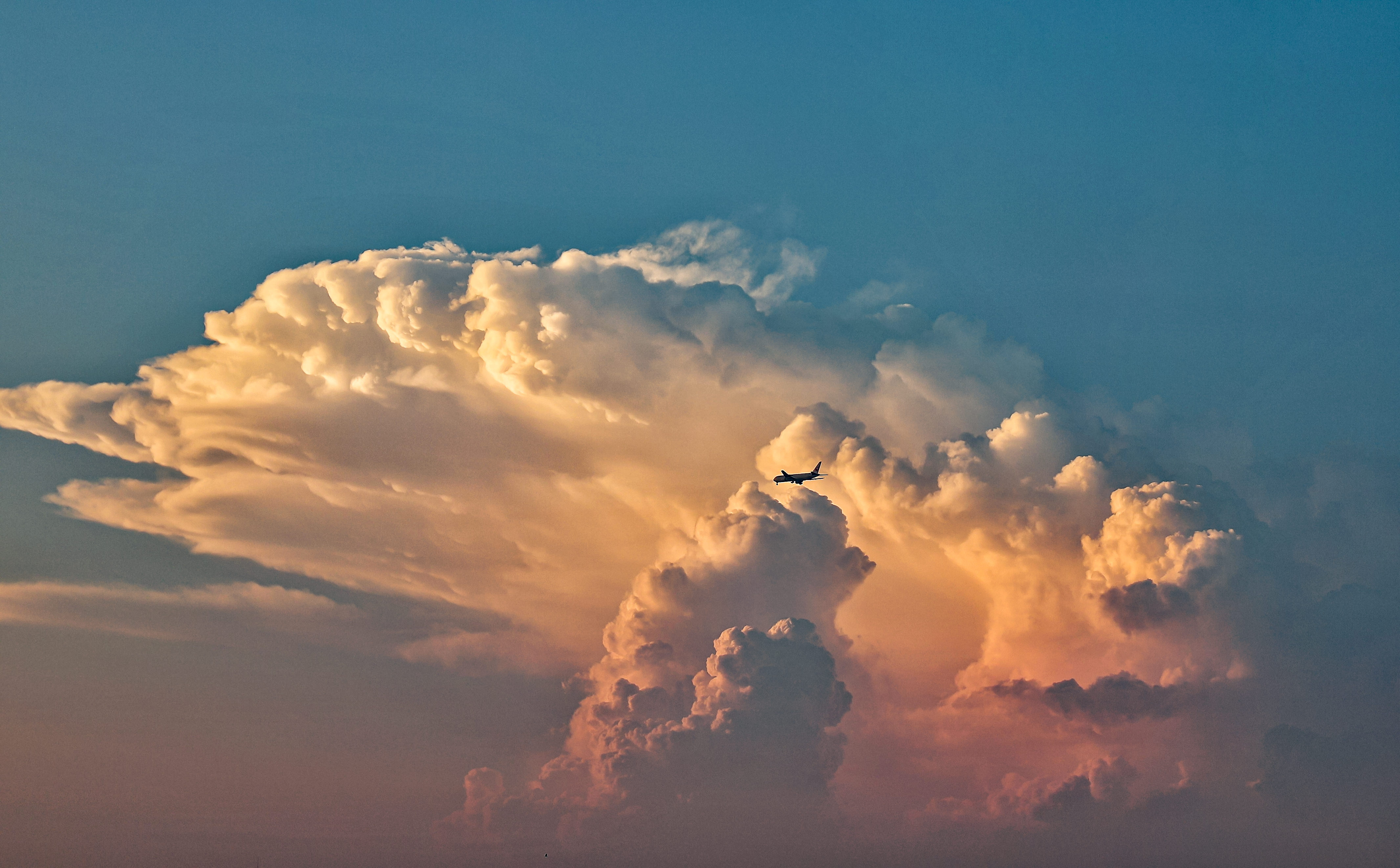 夕焼けに染まる入道雲と飛行機の写真 画像 フリー素材 ぱくたそ