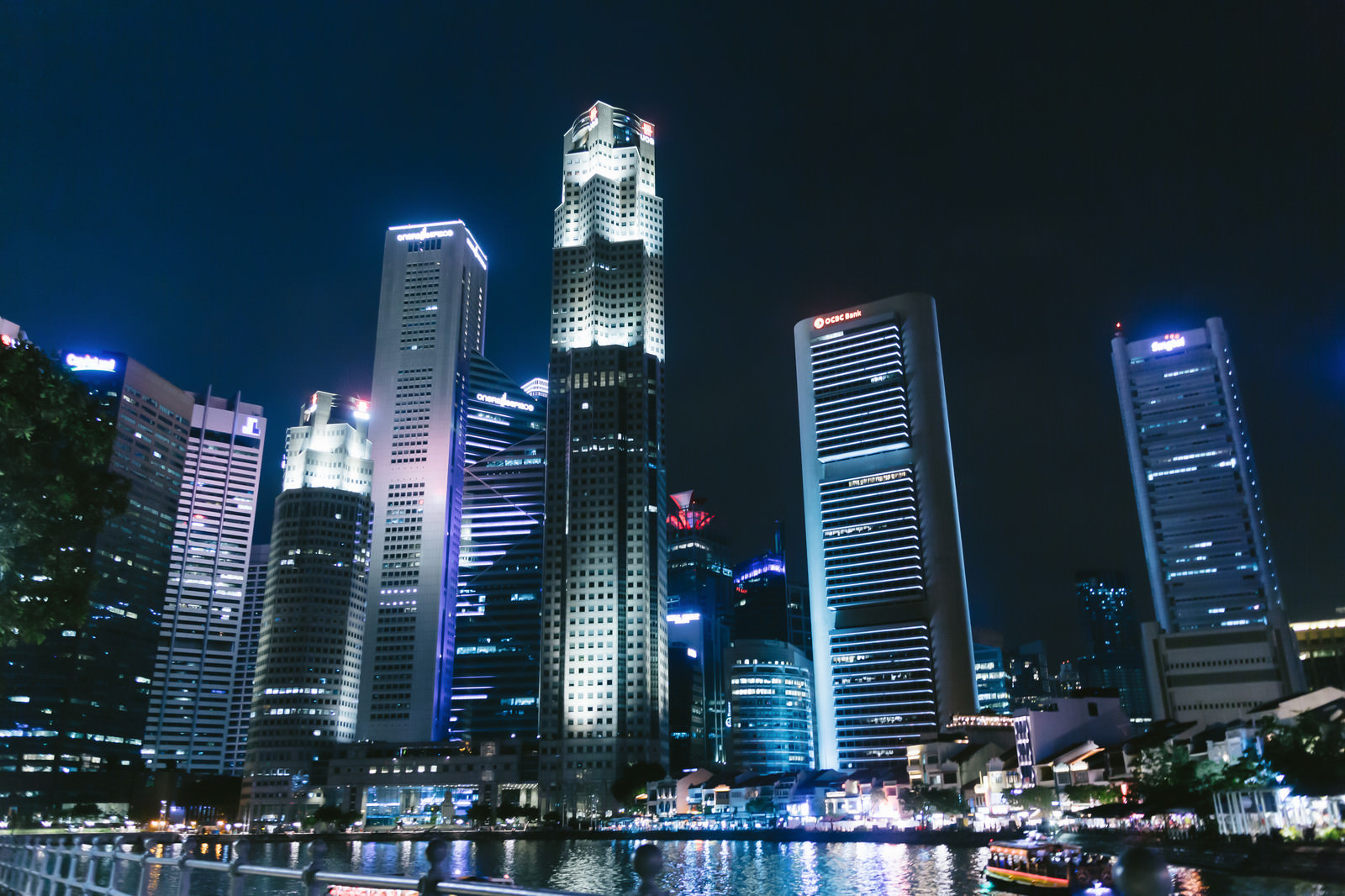 シンガポールのビル群 夜景 の写真 フリー素材は ぱくたそ 写真を無料ダウンロード